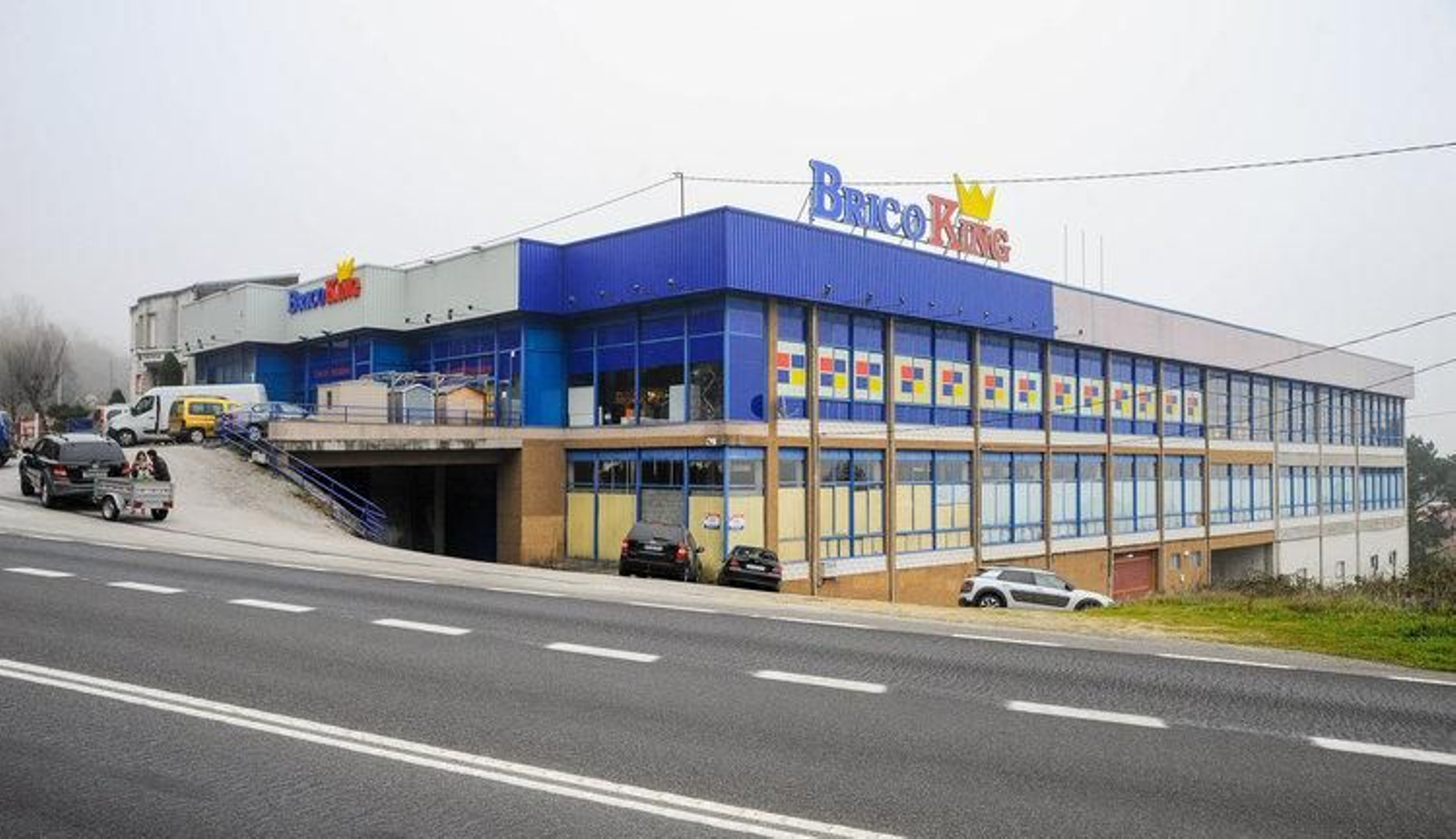 El centro comercial se sitúa en la N-525, en Coles.