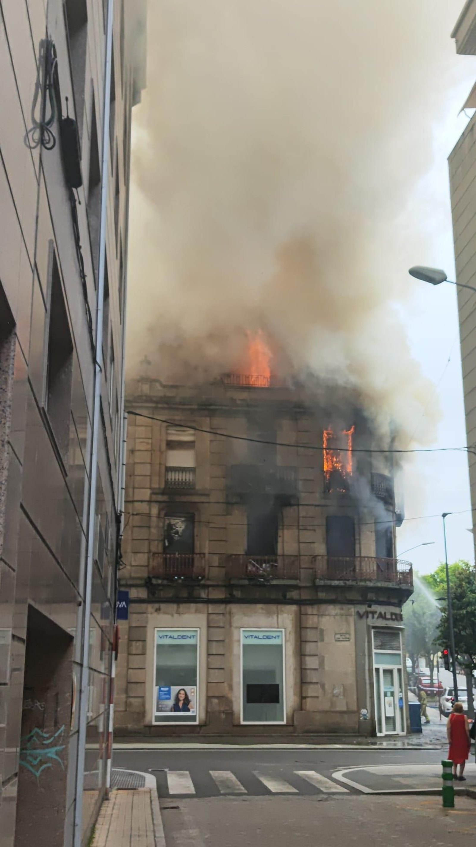 Galería | Así fue el voraz fuego que calcinó un edificio en A Ponte, en imágenes