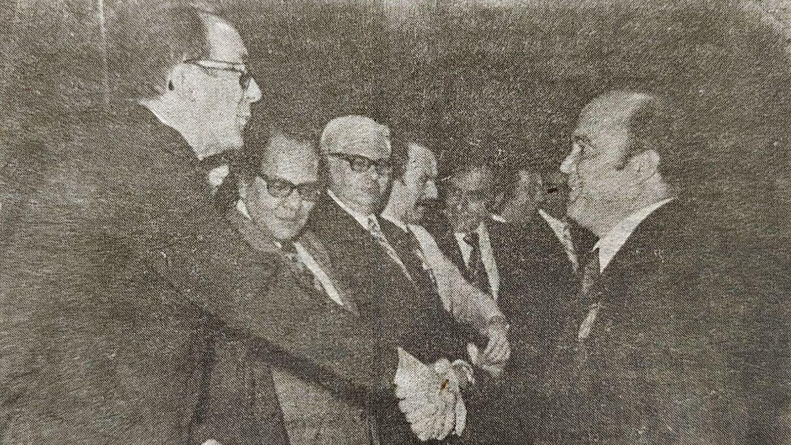 Saturnino Cuquejo recibe la felicitación de Jorge Jordana de Pozas.