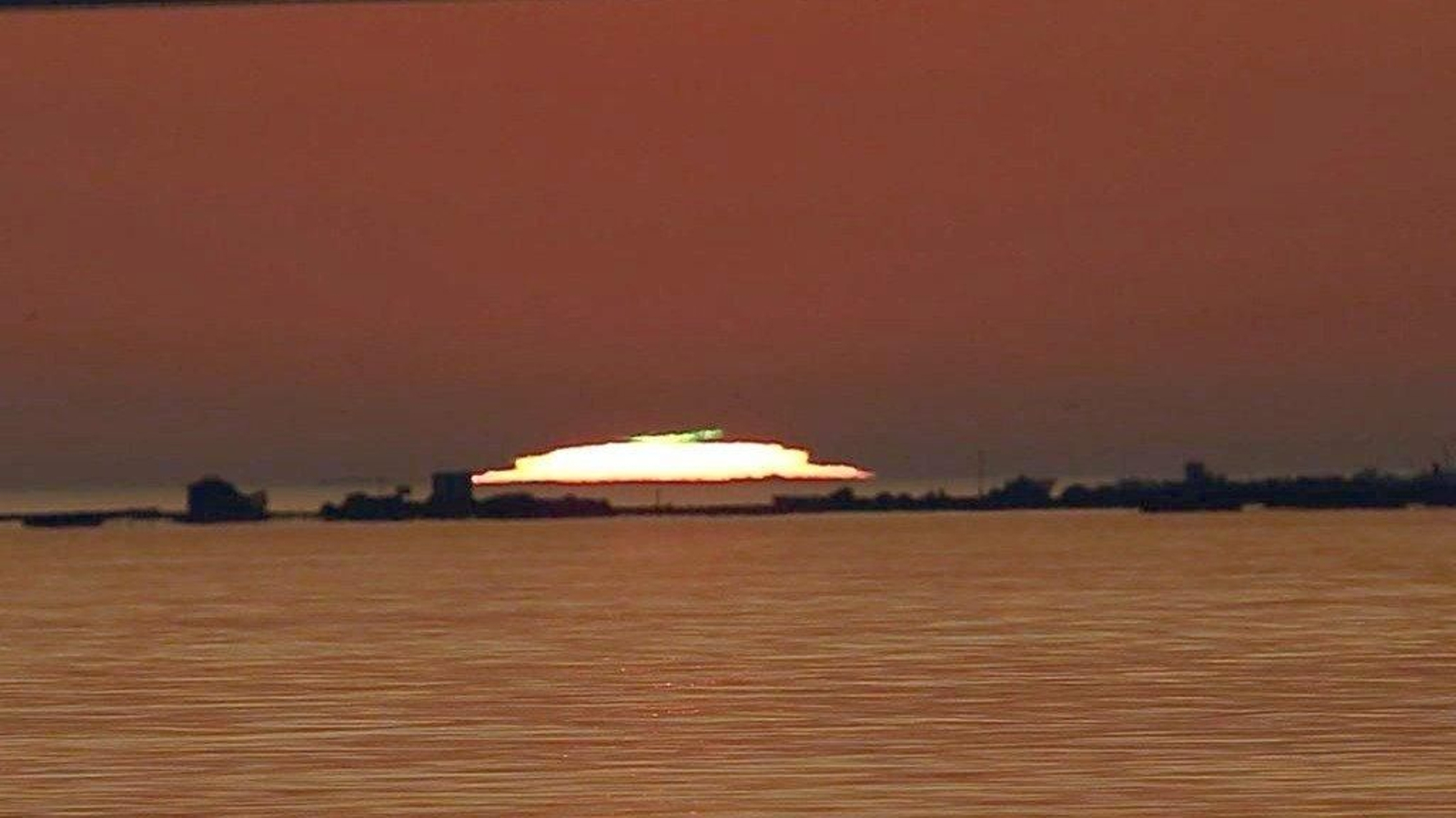 Captan un rayo verde en la puesta de sol sobre la Ría de Vigo // Alberte