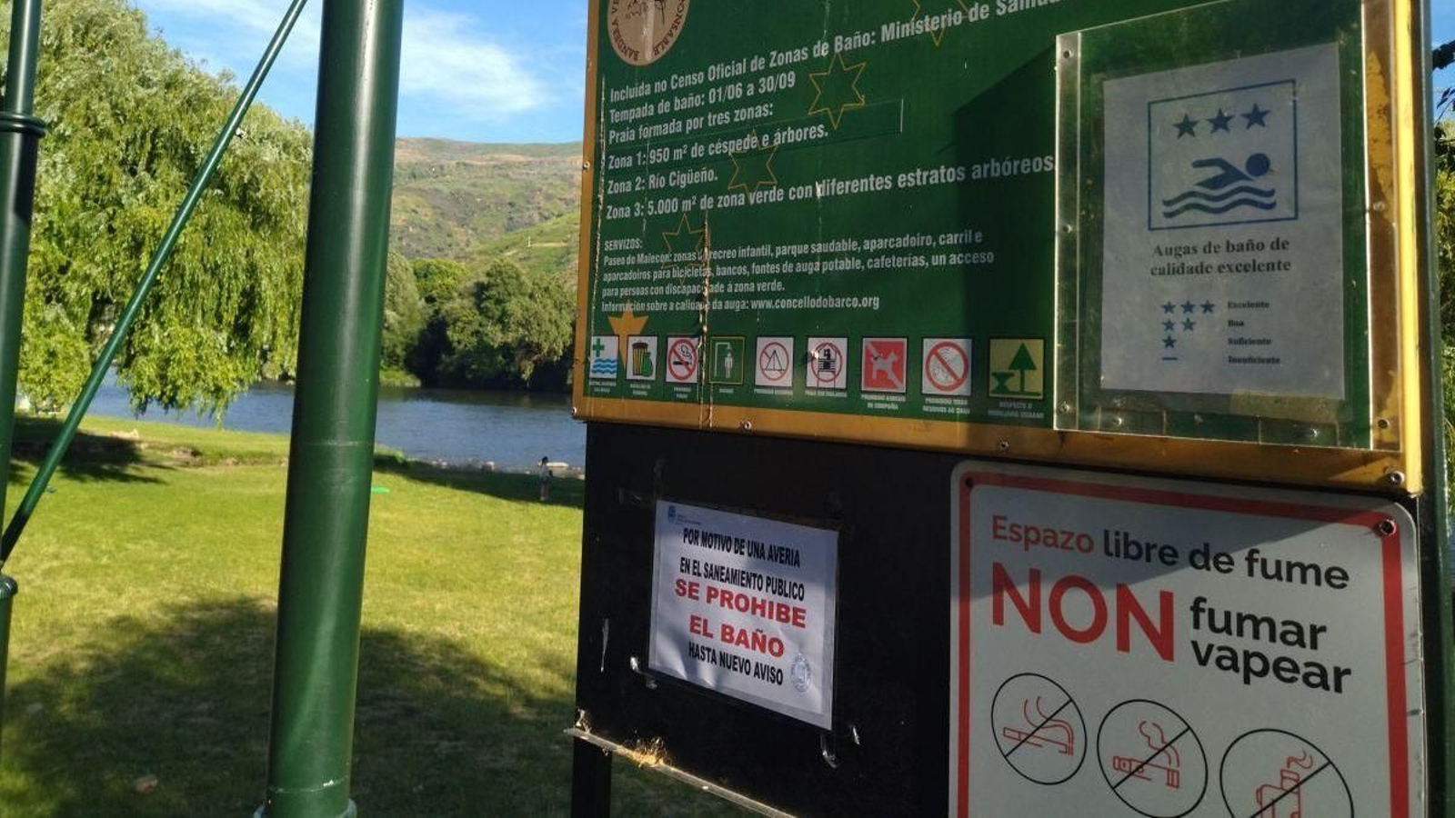 Cartel prohibiendo el baño, en la playa del Malecón.