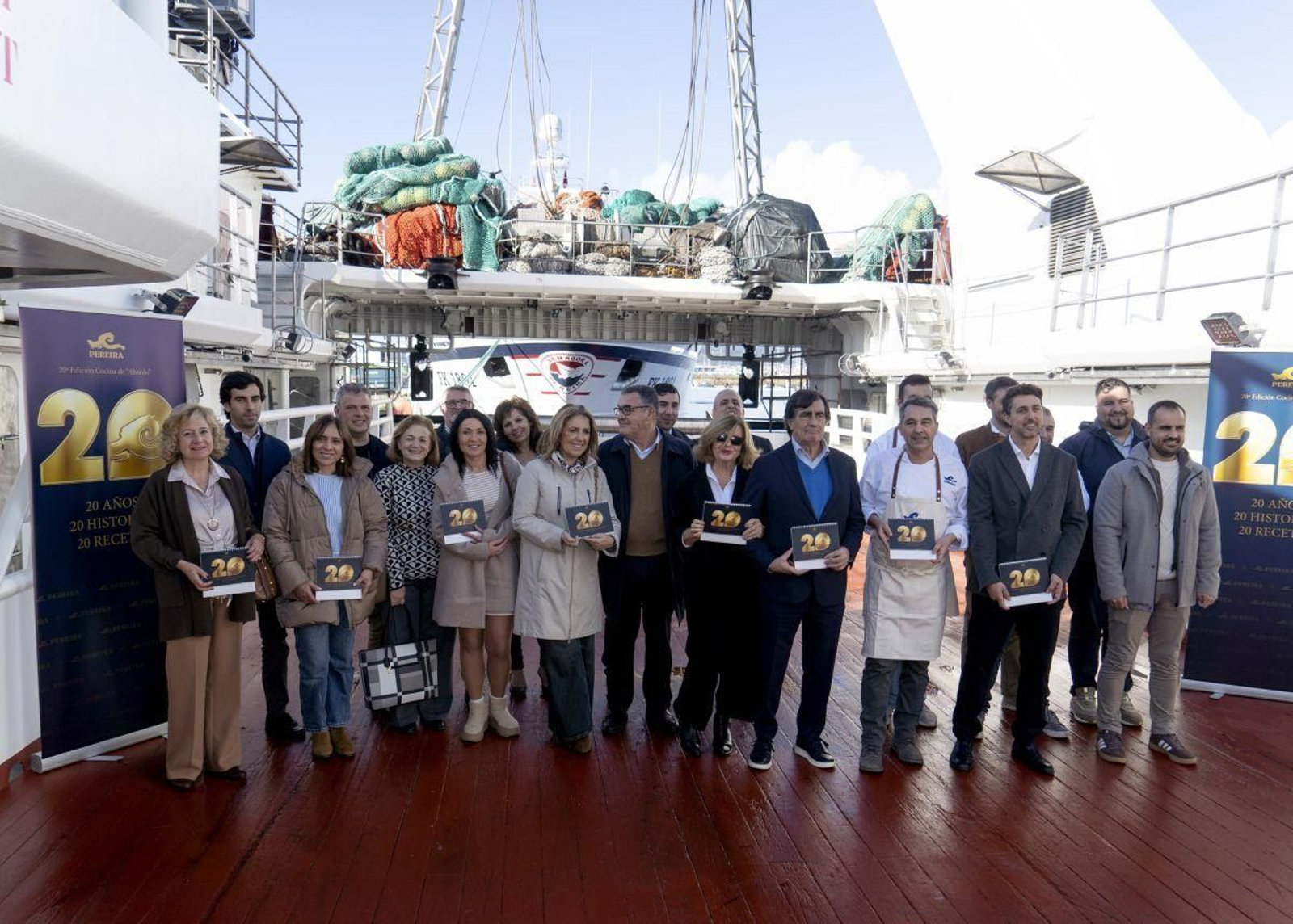 El presidente del Grupo Pereira, José Enrique Pereira, el director de comunicación Ruy Andrade, el chef Javier Olleros y empleados de la empresa, ayer en la presentación del recetario en el Puerto de Vigo