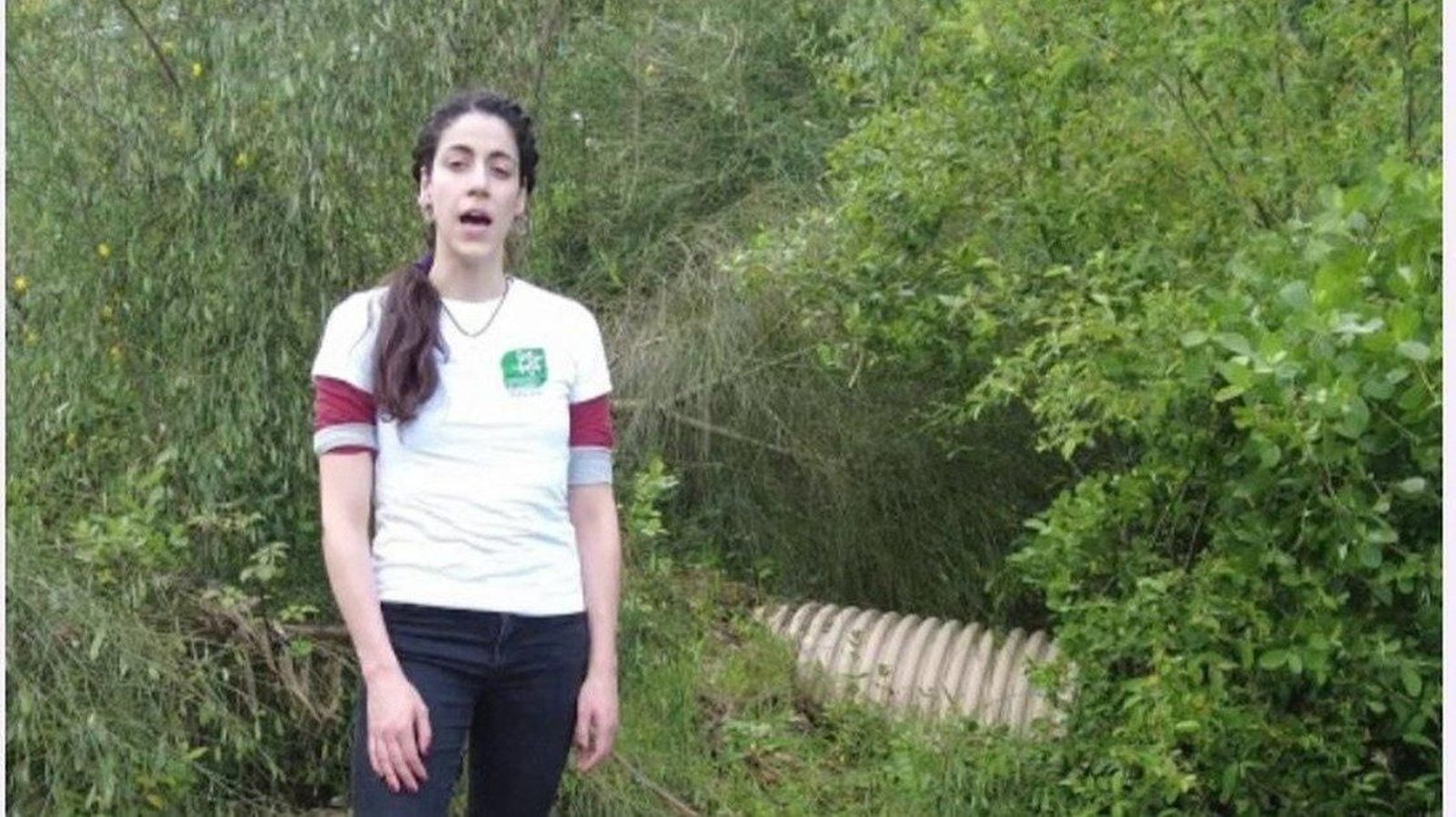 Una integrante de Ecoloxistas en Acción se sitúa en la zona donde detectaron el vertido.