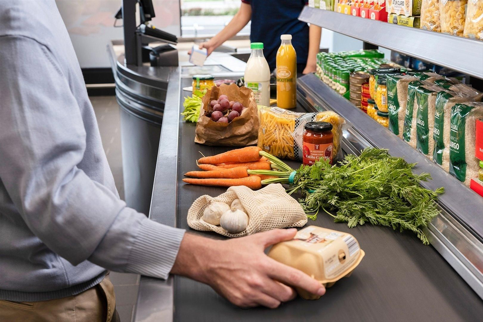 Compra de productos y alimentos frescos de temporada y a granel. // ALDI