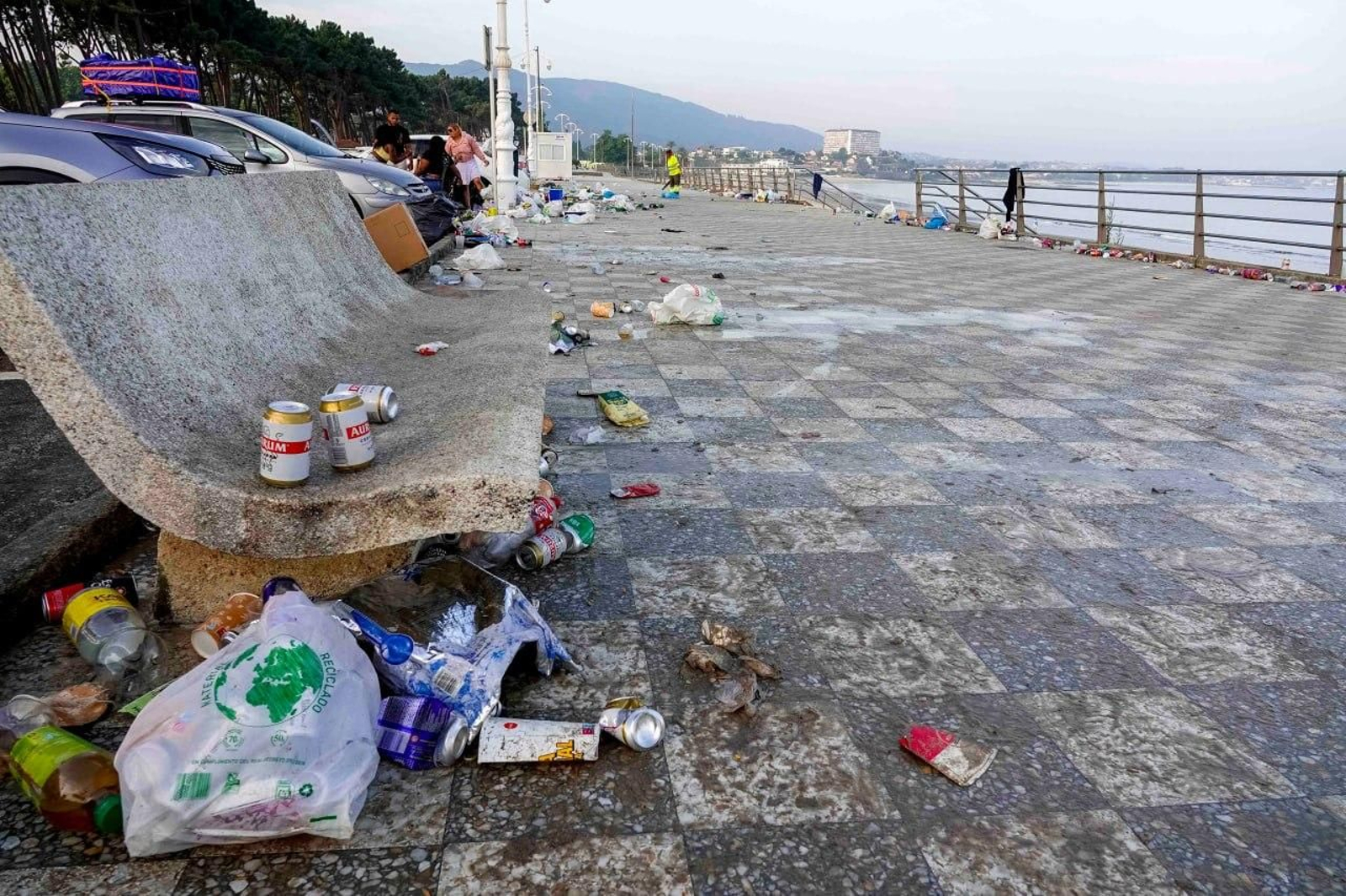 Galería | La resaca de San Xoán 2026 deja toneladas de residuos en Samil y Panxón