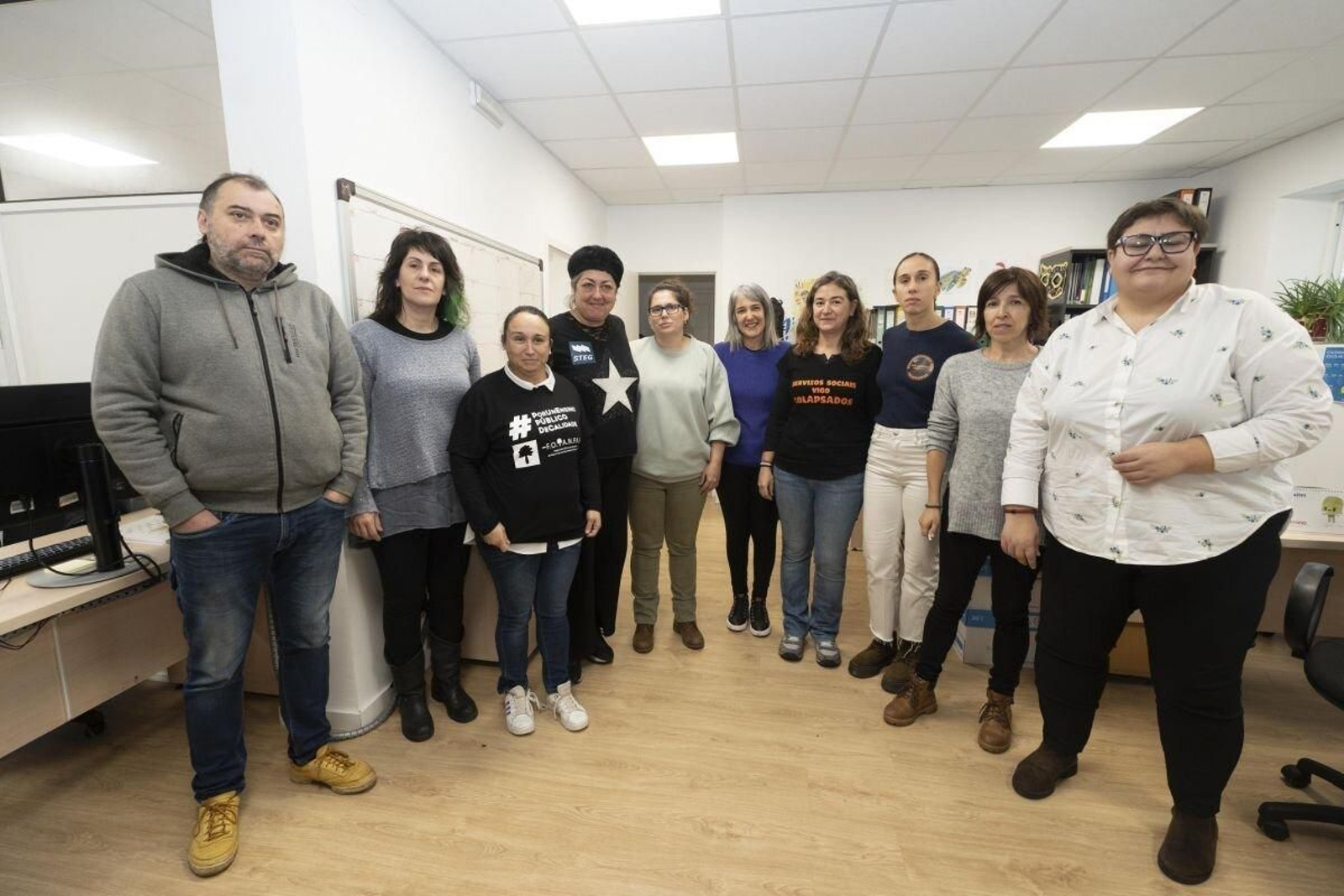 La presidenta de Foanpas, Iria Salvande, a la derecha, con las familias y sindicatos.