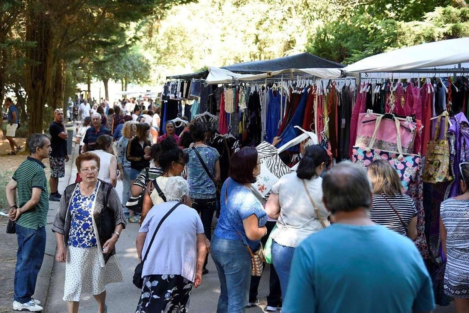 Vigo volvió ayer a tener mercadillos, diez meses después de la suspensión originada tras un tiroteo de feriantes.