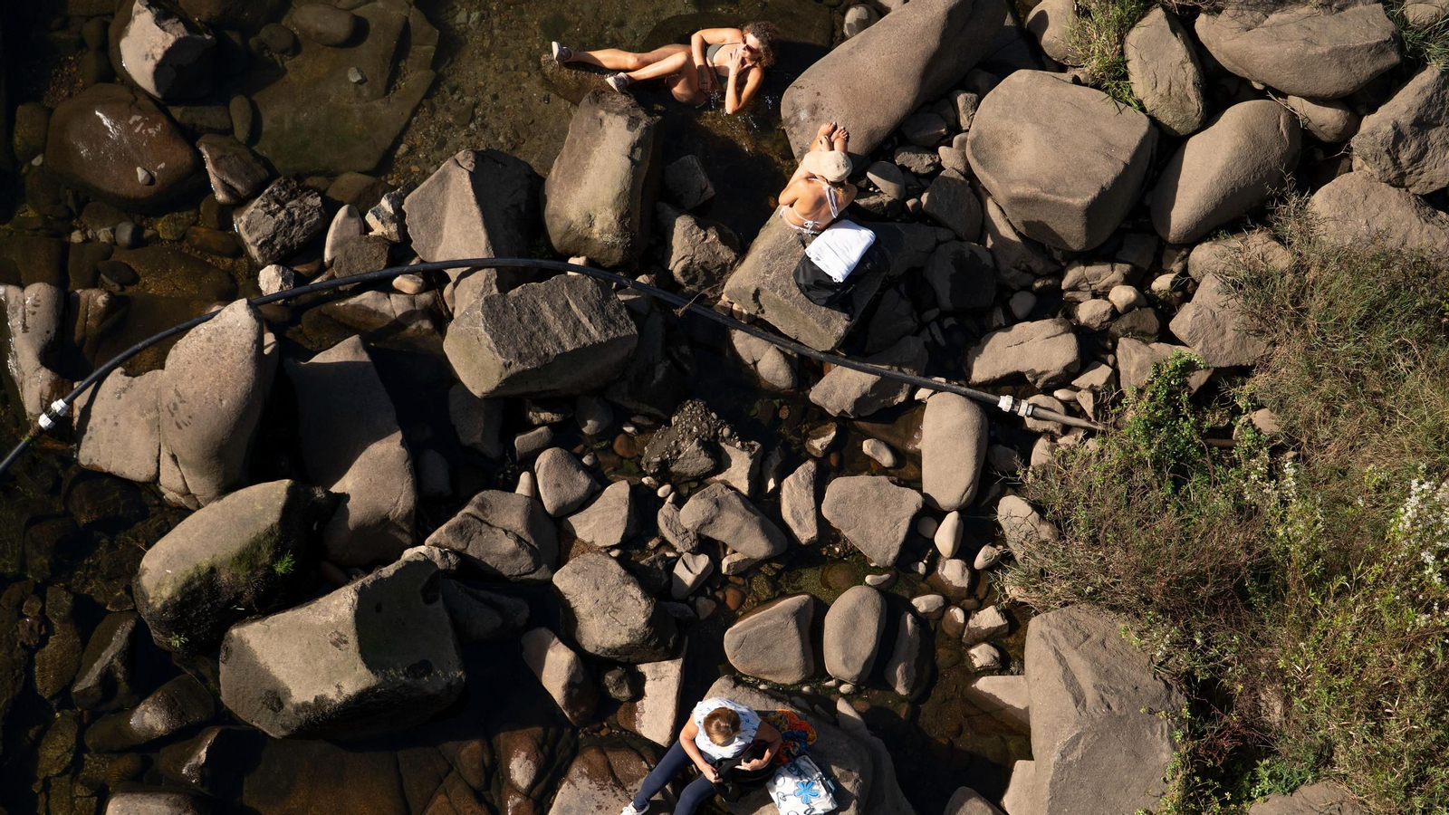 Bañistas en las termas de Outariz esta semana