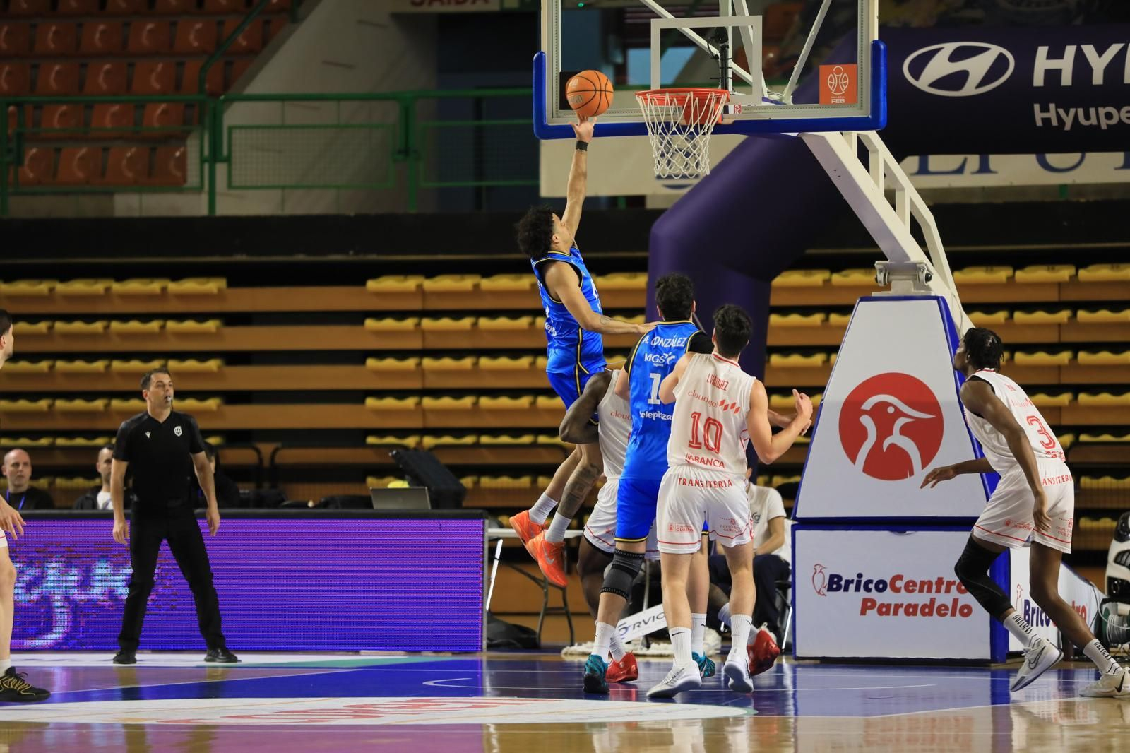 Galería | El Pazo disfruta de un sábado de baloncesto y Entroido
