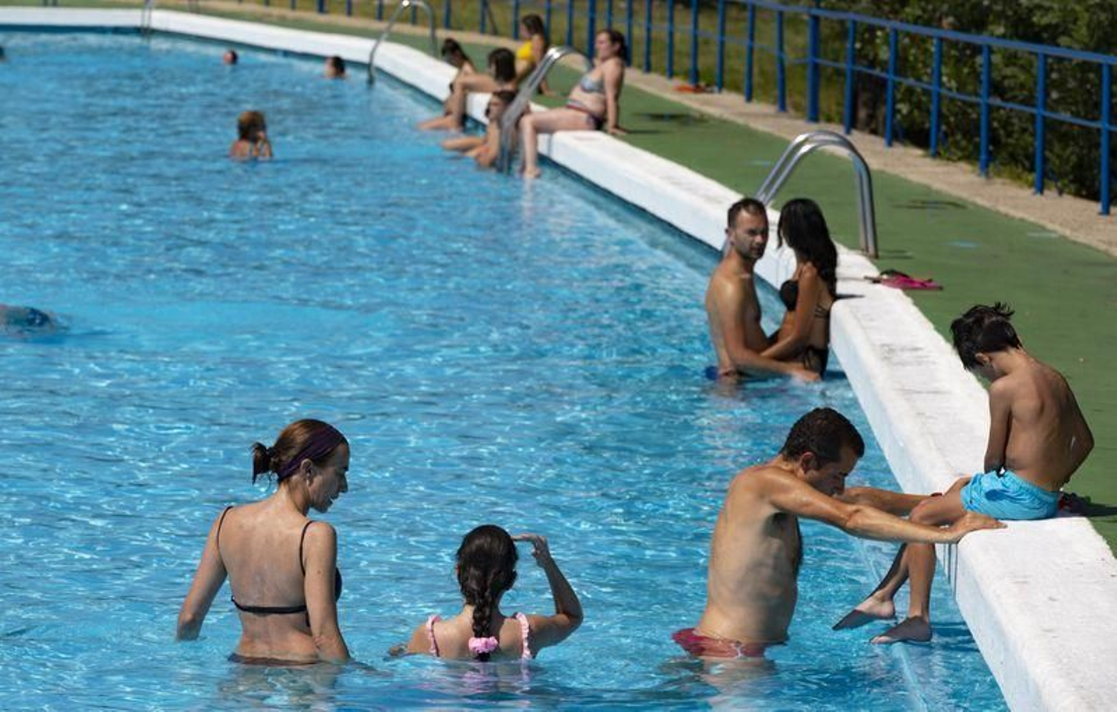 Las piscinas, alternativa perfecta para sobrellevar este domingo de calor // FOTO: XESÚS FARIÑAS
