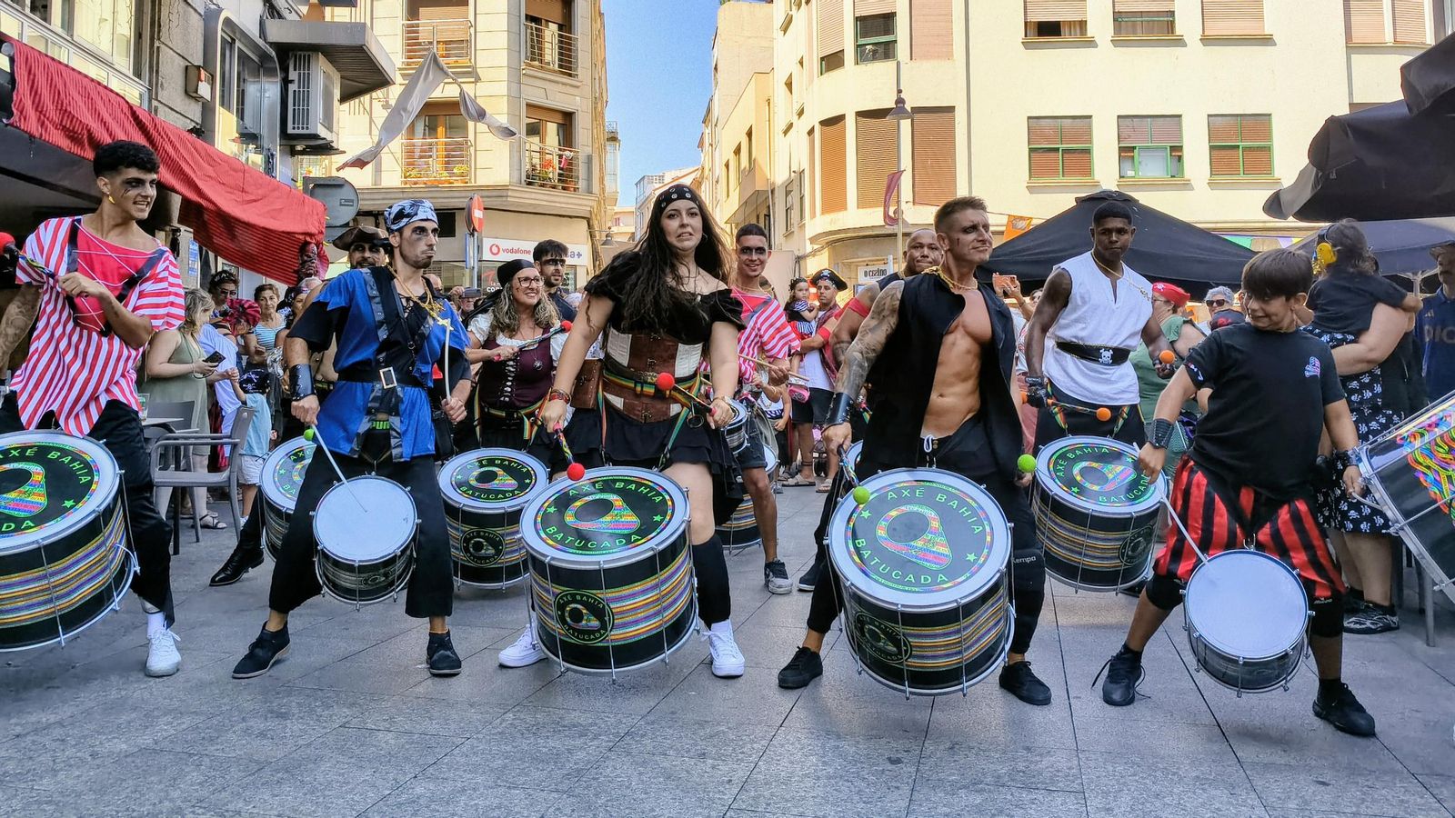 Animación en las calles durante la Festa Corsaria.