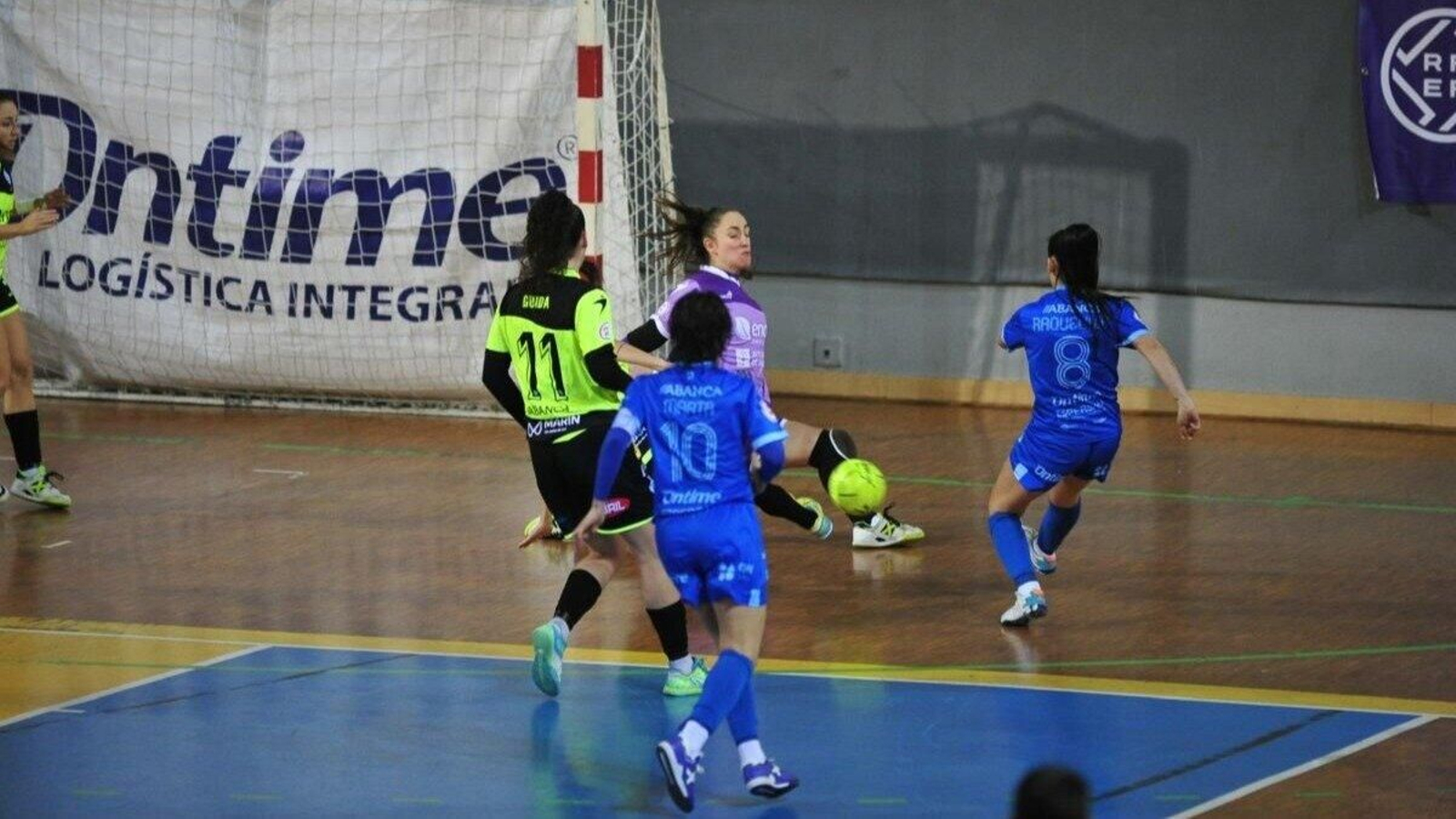 Raquelilla toca con sutileza para anotar el empate a uno. (Foto: José Paz)