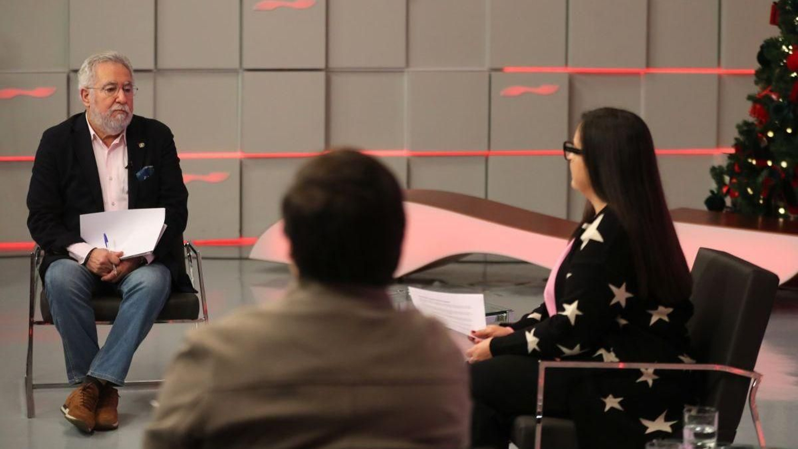 Momento da entrevista a Miguel Santalices, realizada nos estudos de Telemiño.