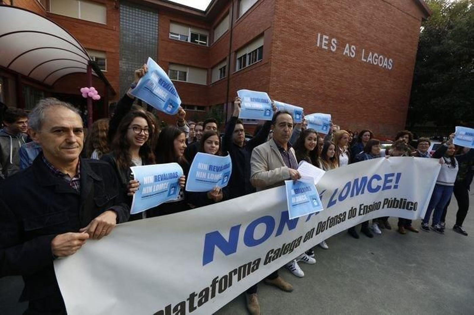 Ourense. 20-10-16. Local. Votación do alumnado do IES As Lagoas sobre a Lomce e concentración nas aforas.
Foto: Xesús Fariñas