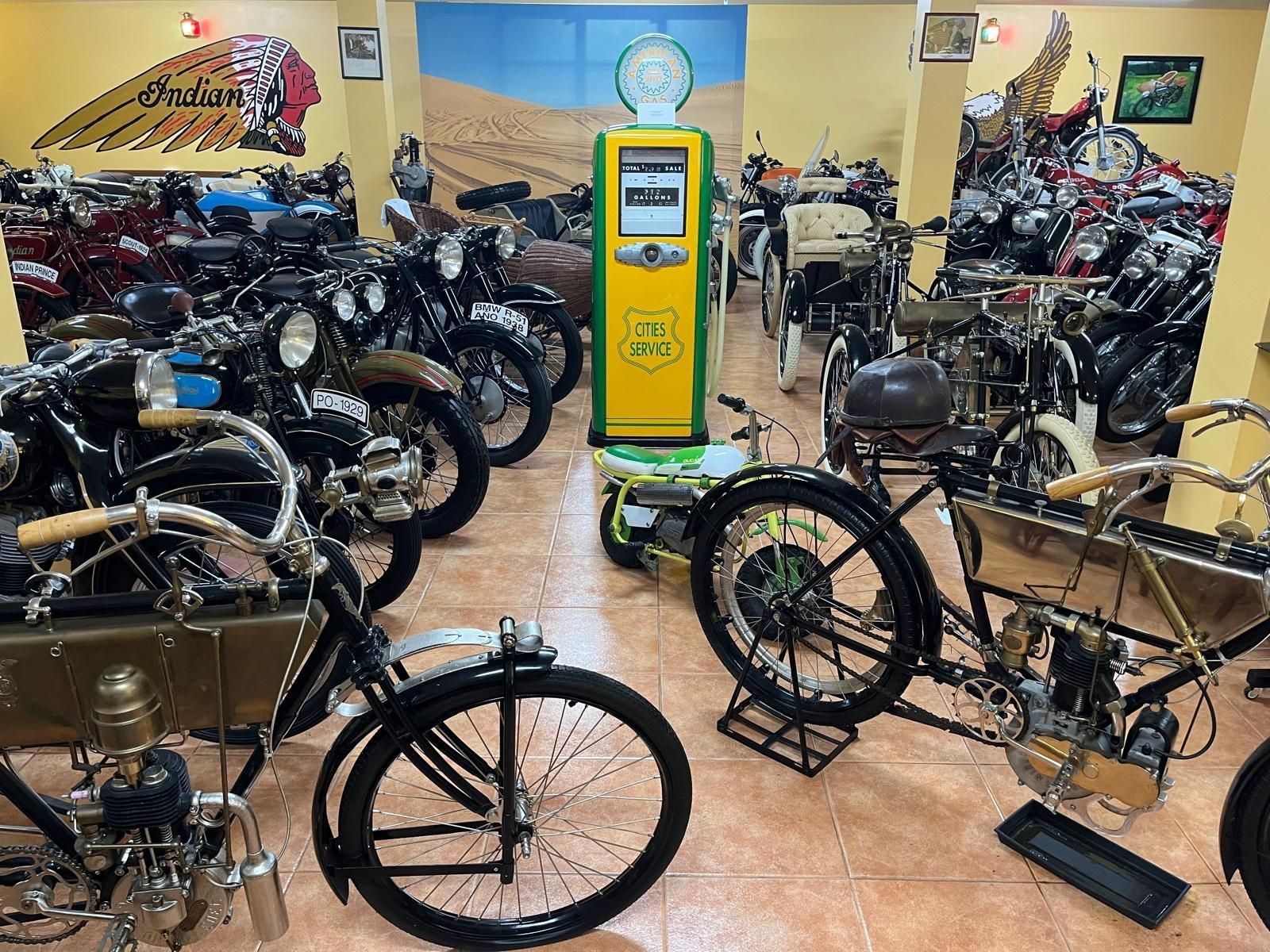 Galería | Un colección de privada y única de casi 200 motos clásicas
