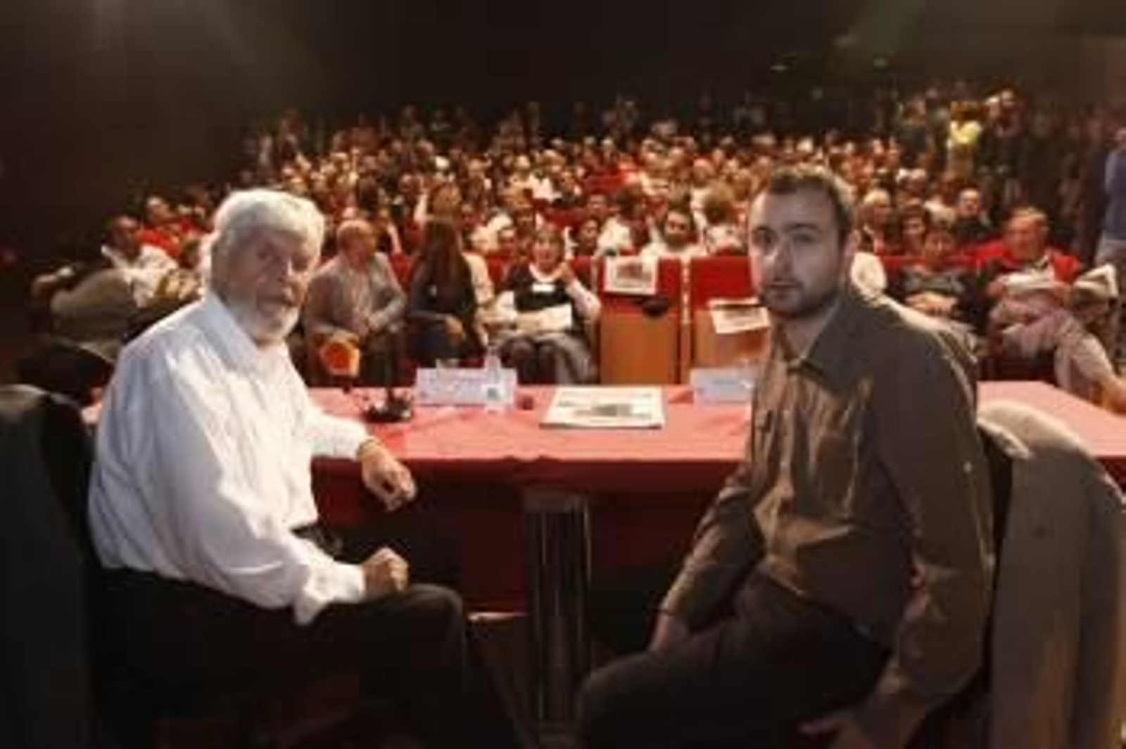 Xosé Manuel Beiras e David Calviño, cabeza de lista por Ourense, ante o numeroso público que abarrotou a sala do Auditorio Municipal no que se desenvolveu a conferencia. (Foto: XESÚS FARIÑAS)