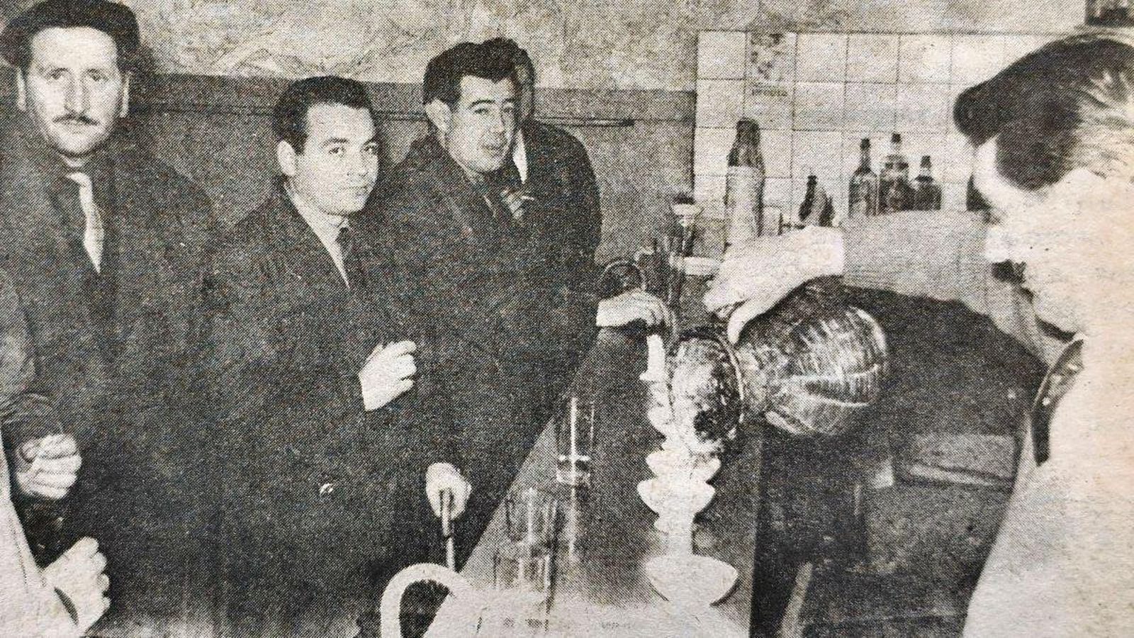 Parroquianos en un local de vinos en Orense.