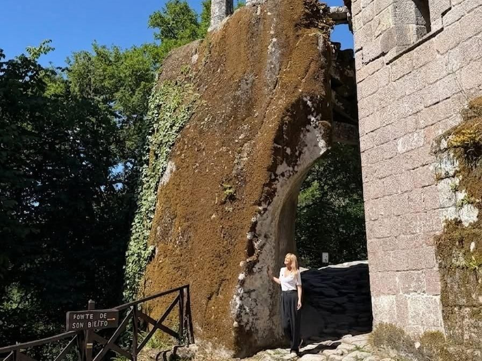 La presentadora Meroño en alguno de los paisajes ourensanos.