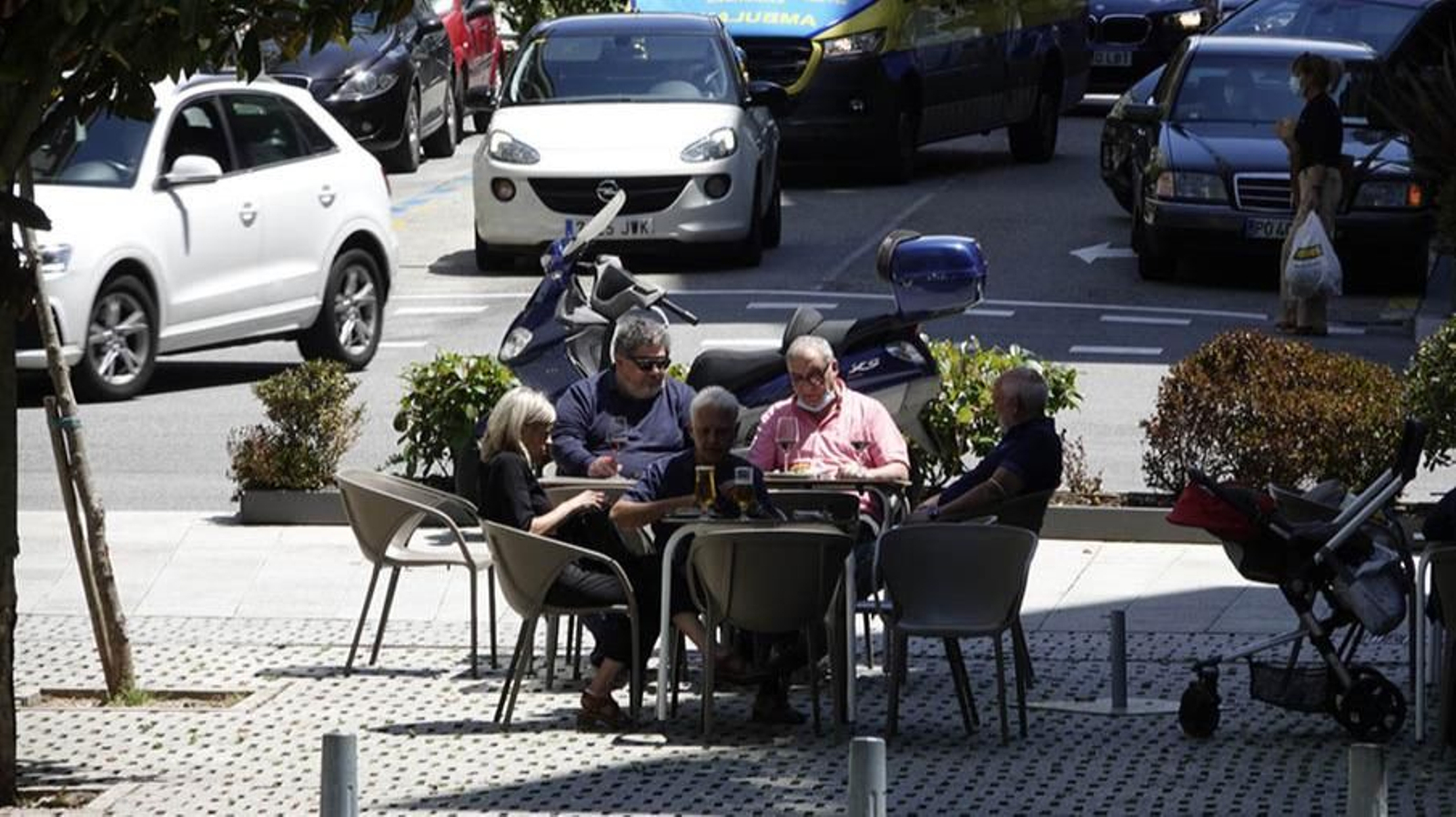 A partir del sábado los grupos de no convivientes en terrazas pasará de 15 a 10 personas como máximo.