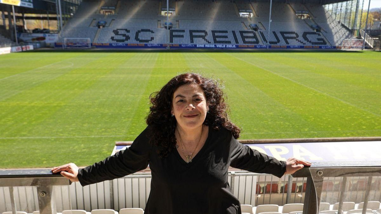 La anfitriona de Atlántico en Brisgovia sonríe en el Dreisamstadion, el antiguo campo del club alemán, que desprende un aroma especial en cada rincón del vetusto recinto.