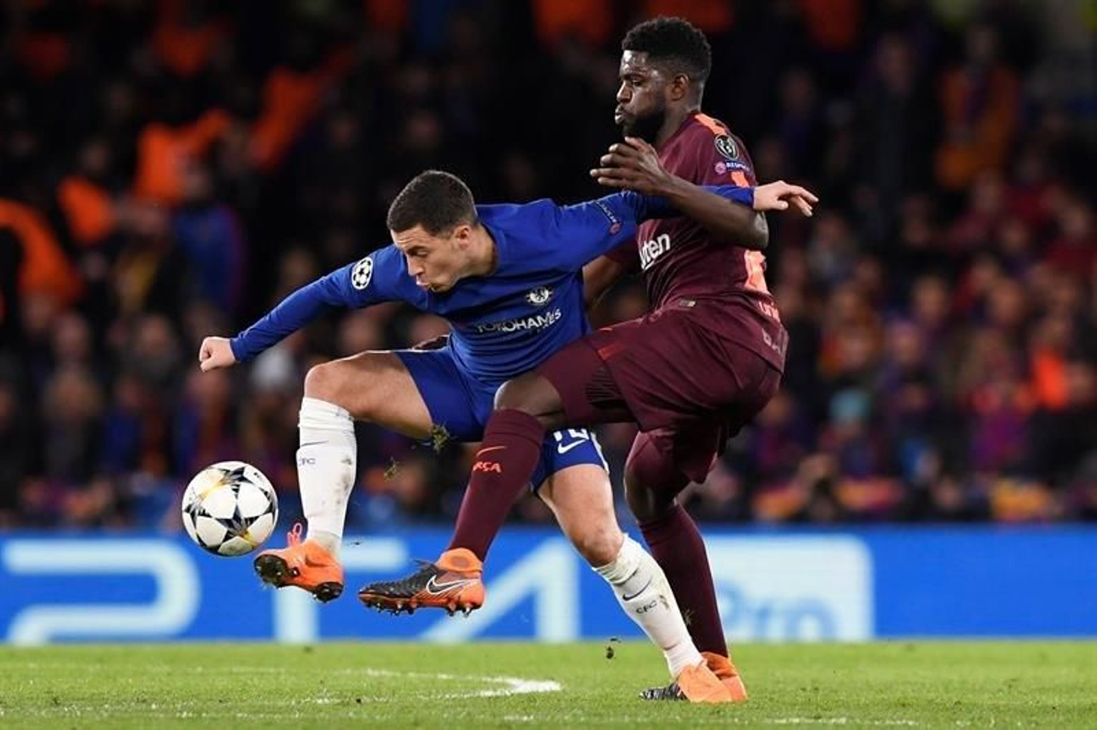 Hazard protege el balón contra Umtiti.