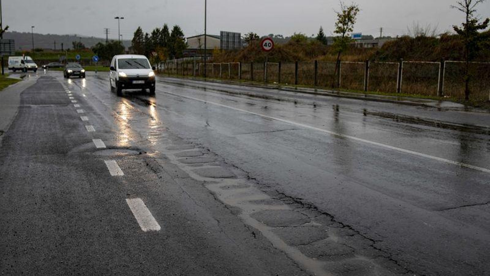 Polígono de San Cibrao das Viñas (San Cibrao das Viñas). 20/10/2020. Carreteras en mal estado en los viales del Polígono de San Cibrao das Viñas. Foto: Xesús Fariñas
