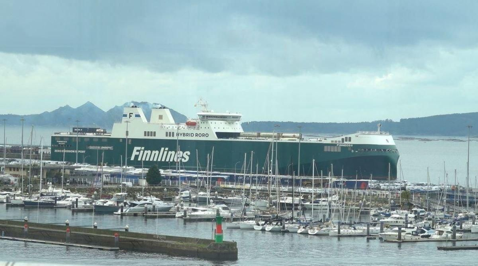 El “Finneco II”, de 238 metros, el mayor que opera en Bouzas, récord de eslora entre los de su clase, que obliga a ampliar la capacidad del muelle.