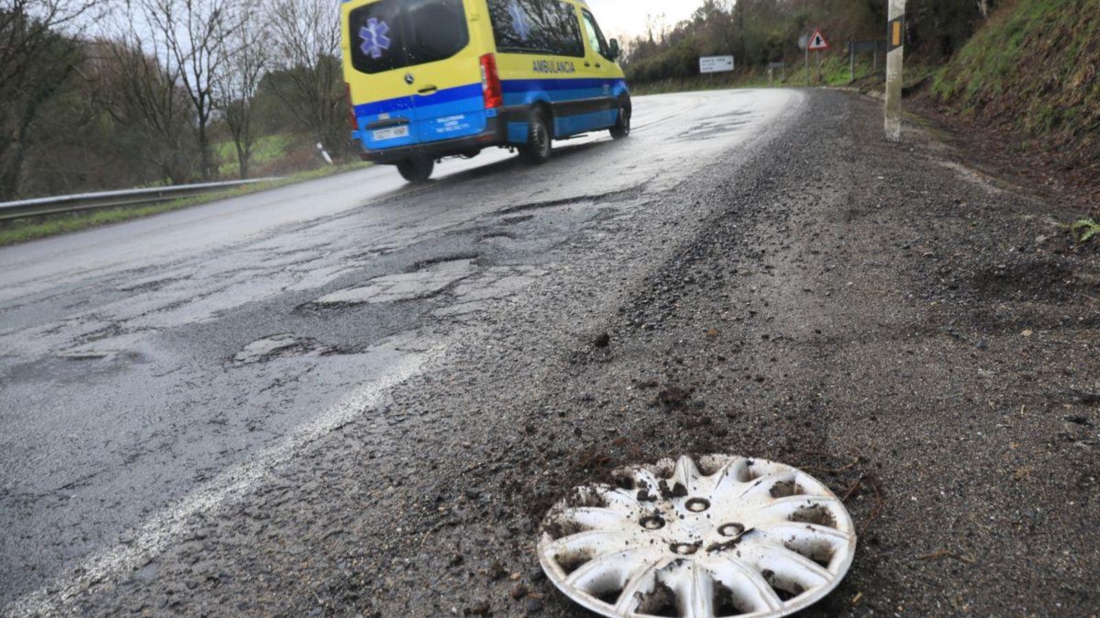 Un tapacubos tirado en la N-540, presumiblemente a causa de un socavón.