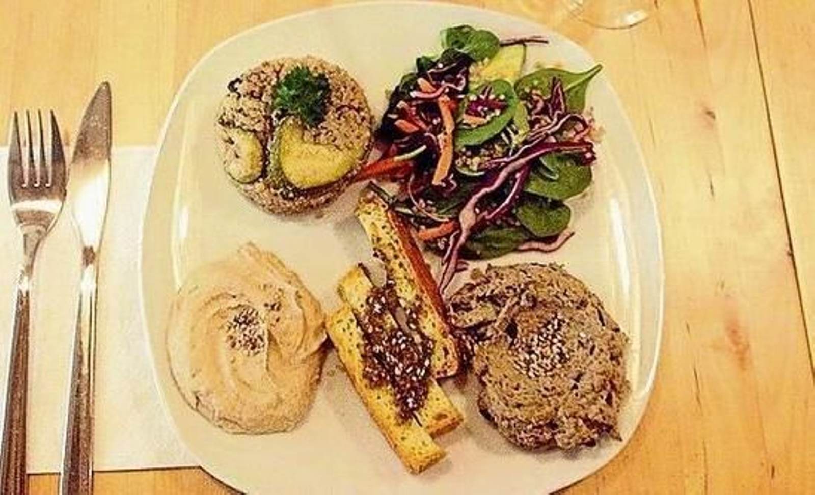 Alimentos sin gluten encima de una mesa.