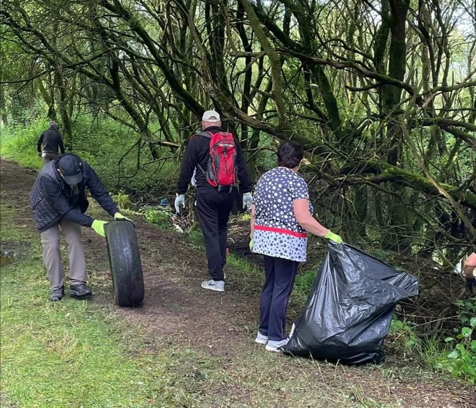 Vecinos de Sandiás limpiando los entornos del concello