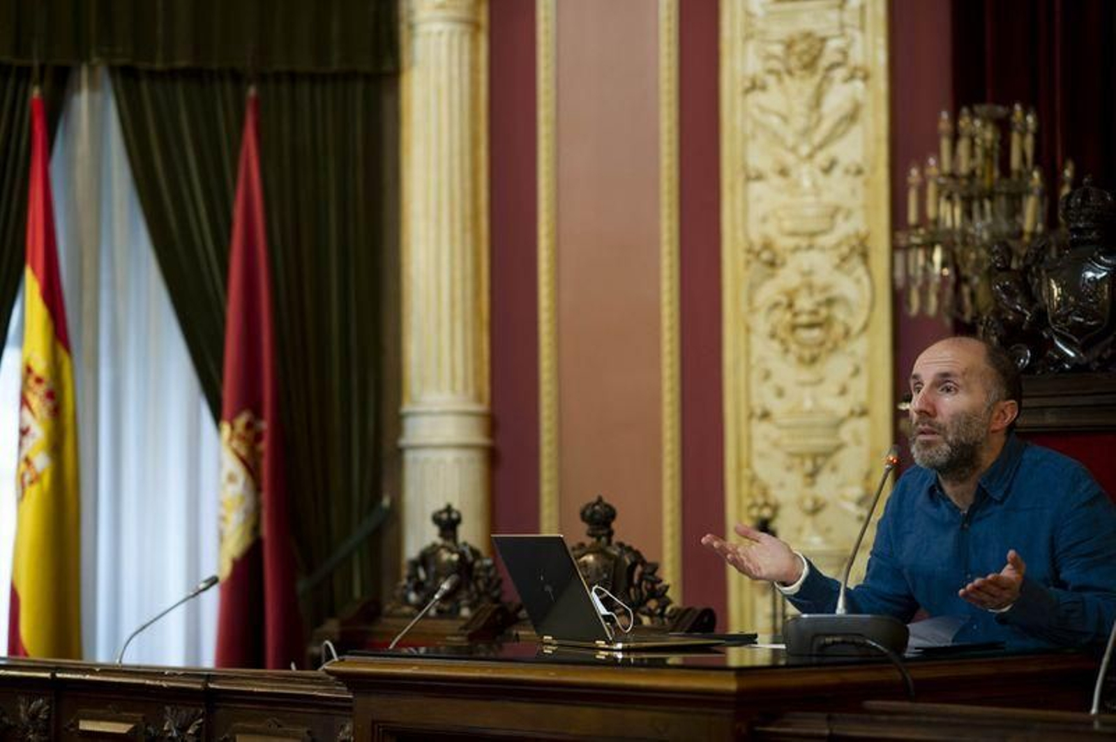 El alcalde, Jácome, en el Concello (Foto: Martiño Pinal).