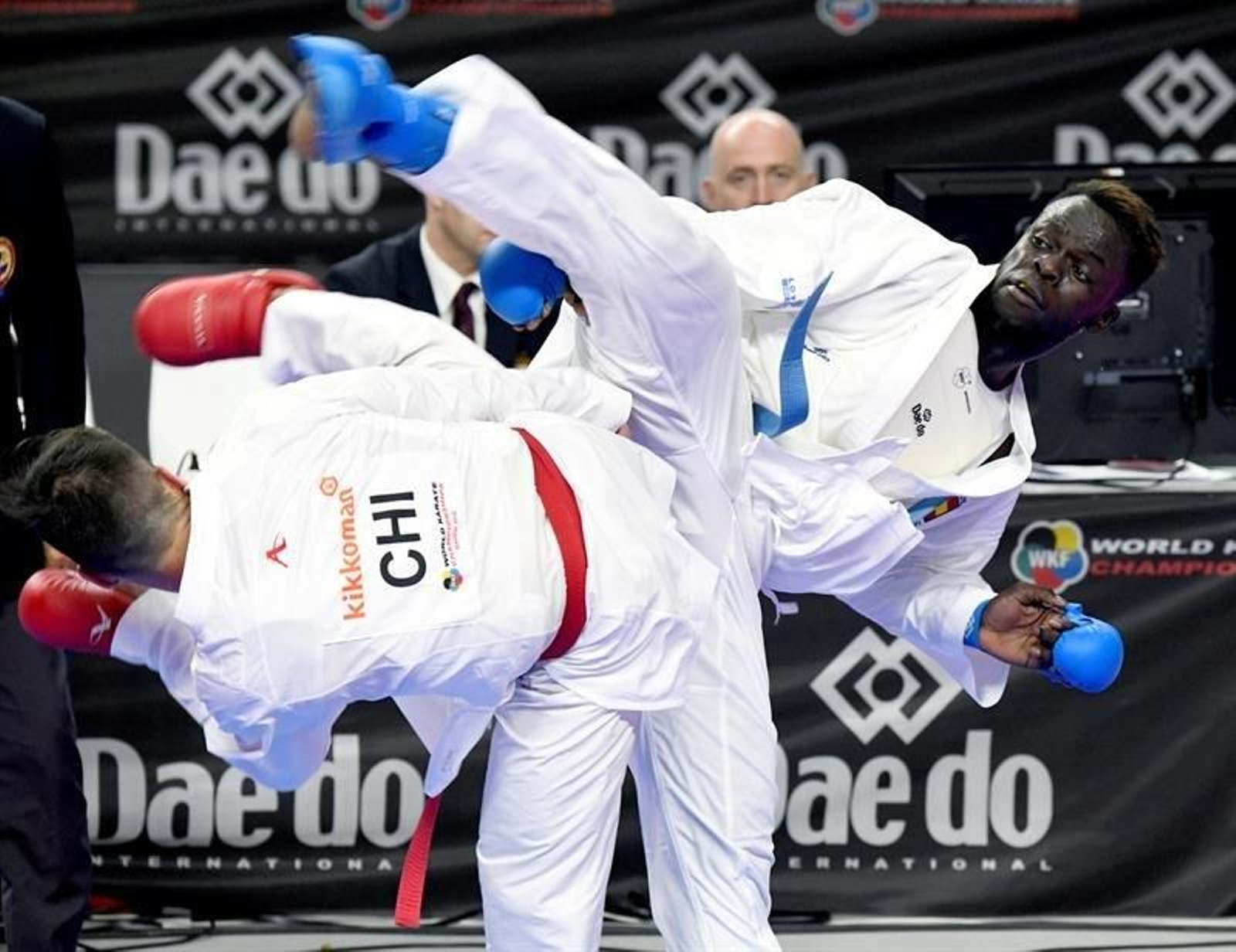 El español Sakho Babacar (d) y el chileno Rodrigo Rojas durante su combate de la categoría +84.