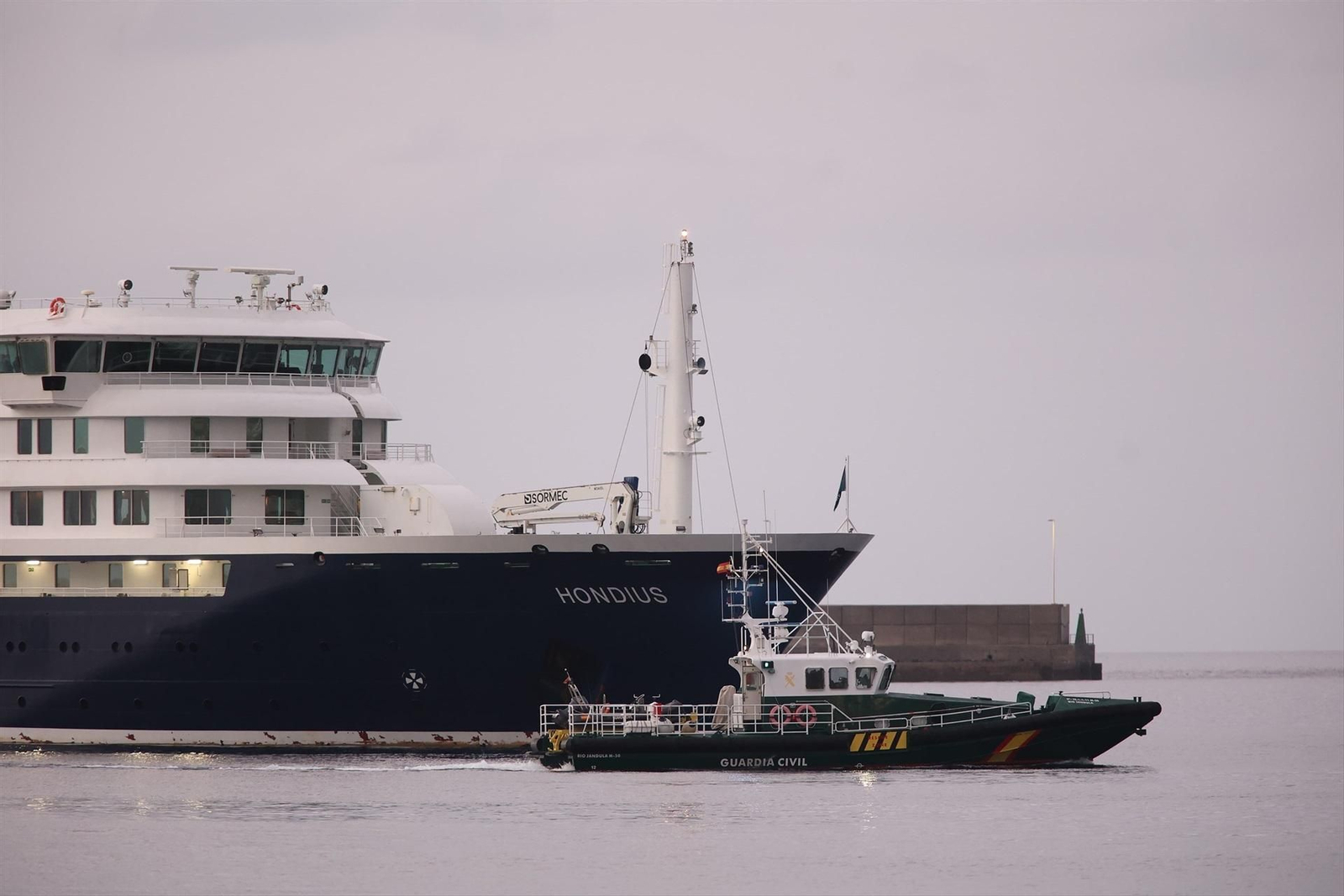 Fotogalería | Evacuación del crucero del brote de hantavirus y el traslado al Gómez Ulla en Madrid, en imágenes
