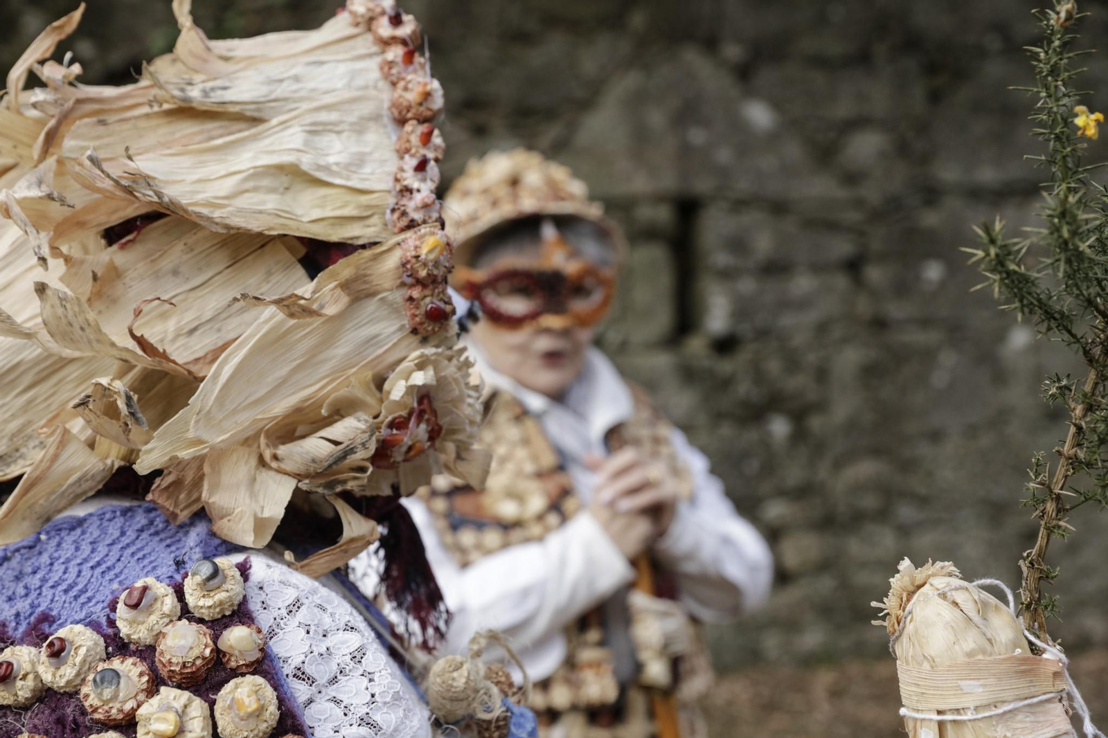 Galería | El follateiro, un traje que encuentra su materia prima en la naturaleza