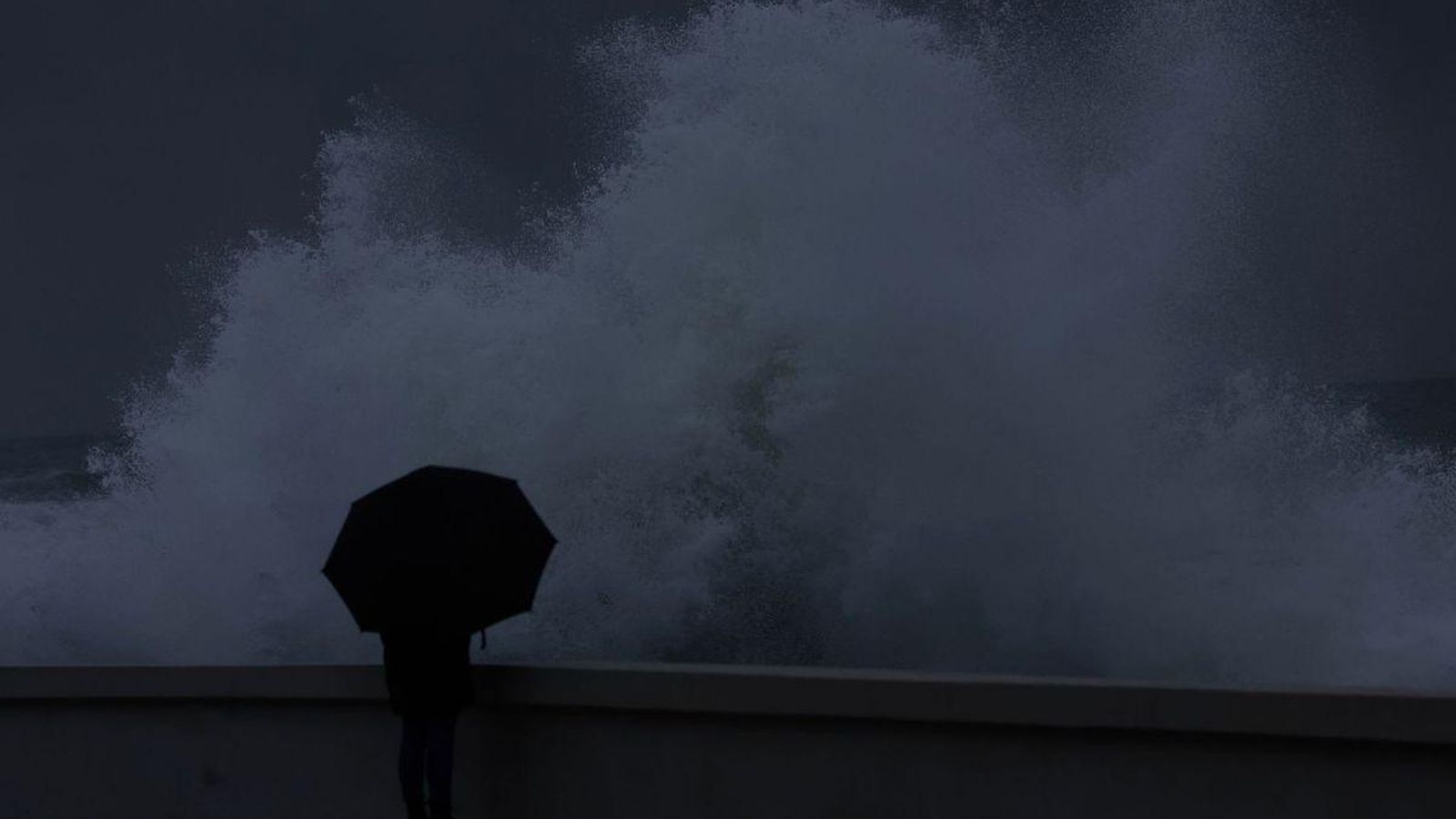 La borrasca Domingos golpeará a partir de hoy tanto la ciudad como su litoral. Con ello, se esperan vientos de más de 100 kilómetros por hora en la zona de Oia y oleaje que supere los seis metros. La alerta seguirá hasta mañana.