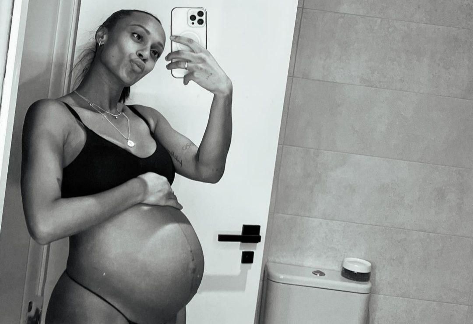 Ana Peleteiro mostrando su enorme barriga // Instagram (@apeleteirob)