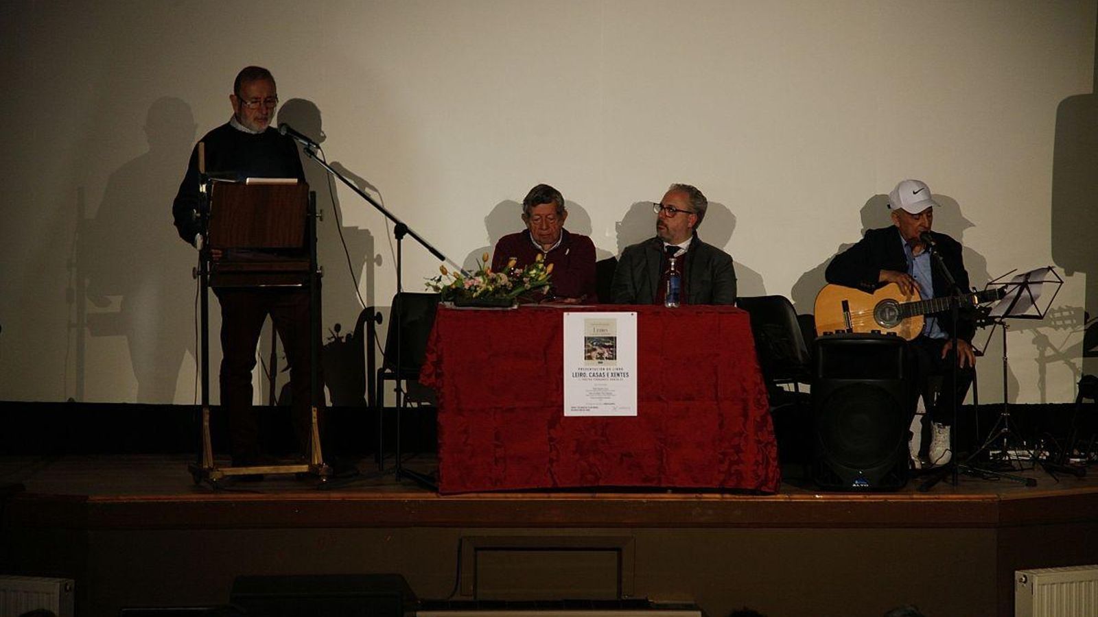 Frutos, José Luis, Pablo e Nores durante a presentación do libro “Leiro, casas e xente”.