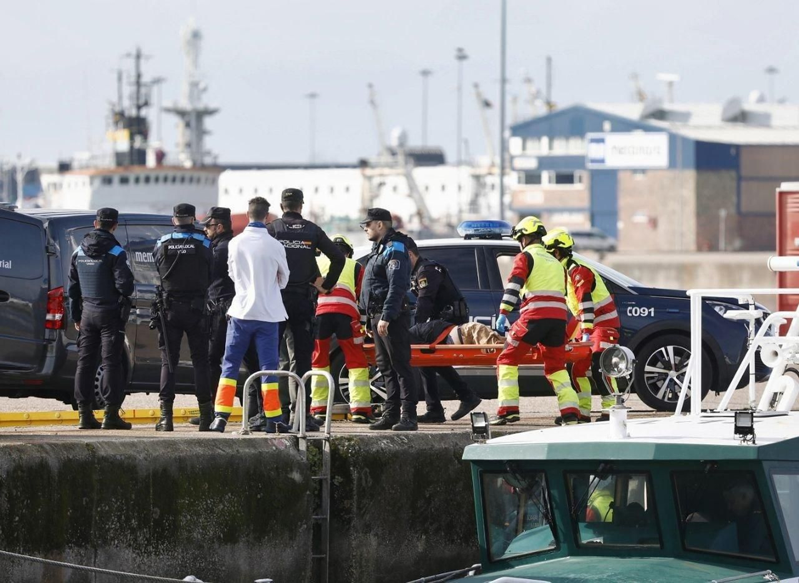 Instantes después de que los Bomberos rescataran el cadáver del hombre fallecido.