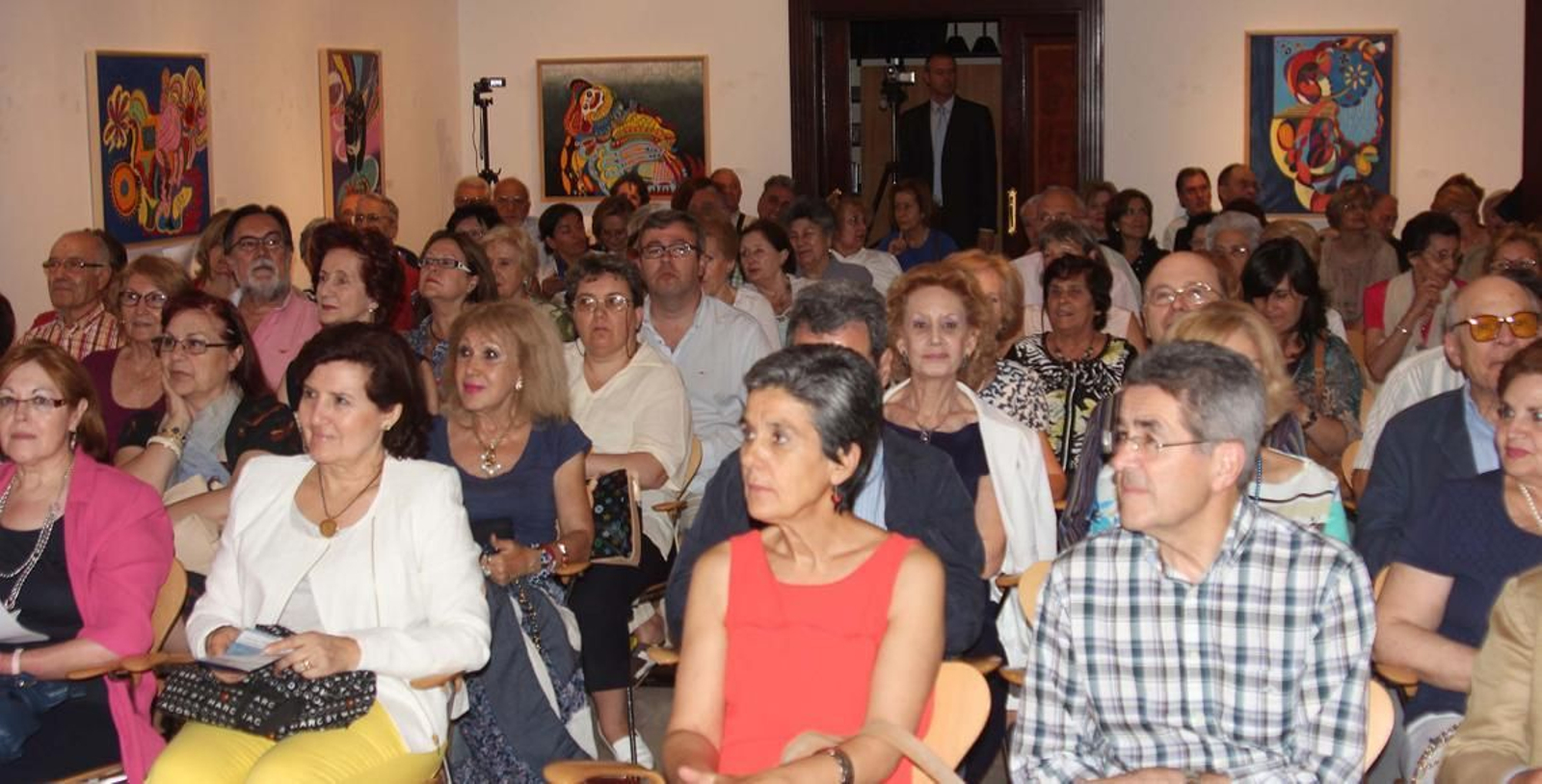 El público sigue atentamente la actuación de la Coral Follas Novas en la Casa de Galicia en Madrid.