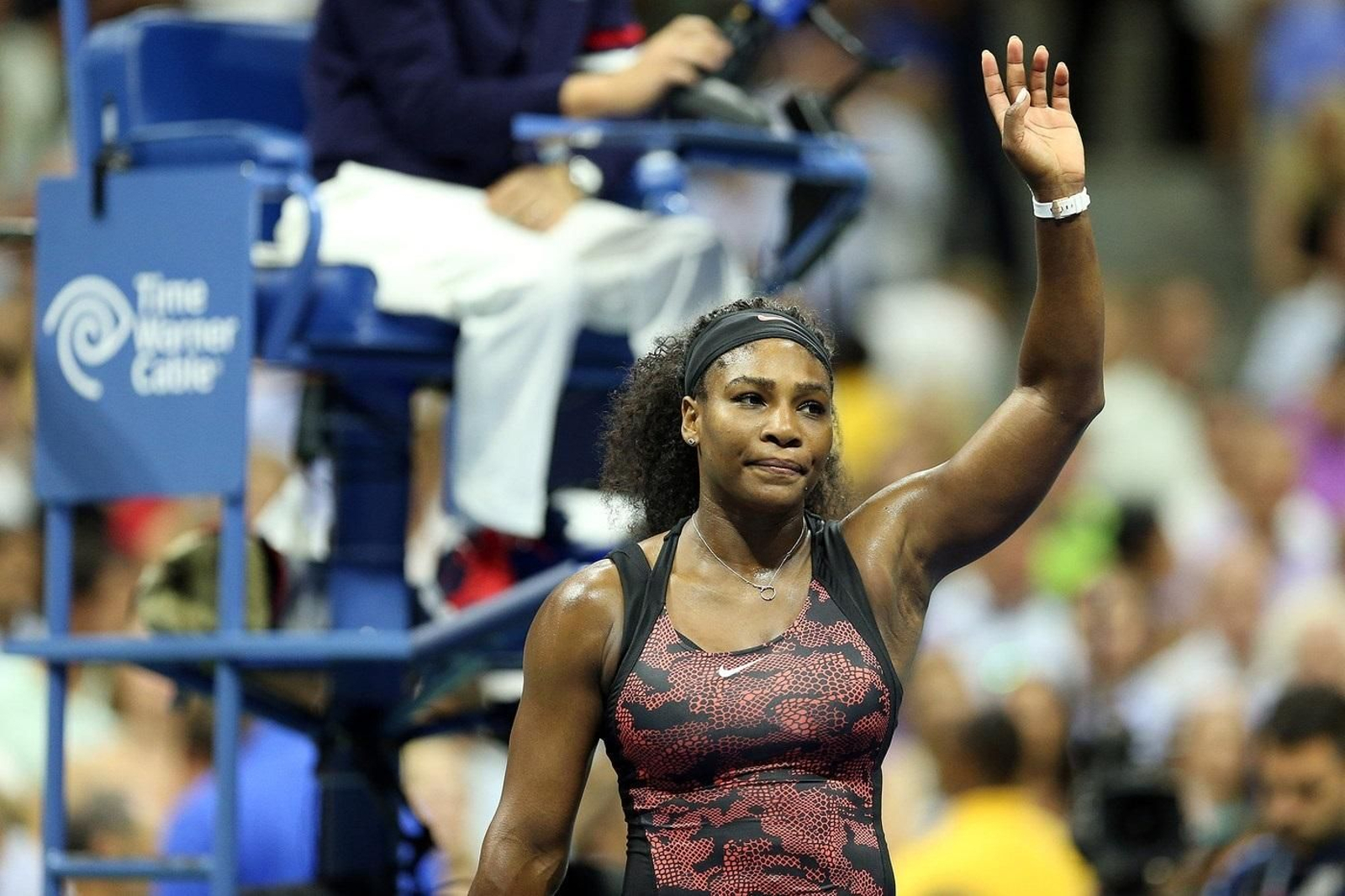 Serena Williams saluda al público tras una victoria en el US Open.