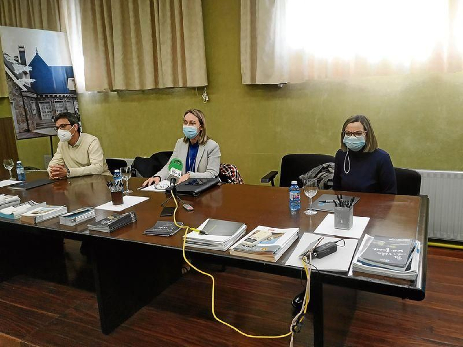Víctor Cobo, Paula Uría y María del Carmen González, en el Centro Tecnológica da Pizarra.
