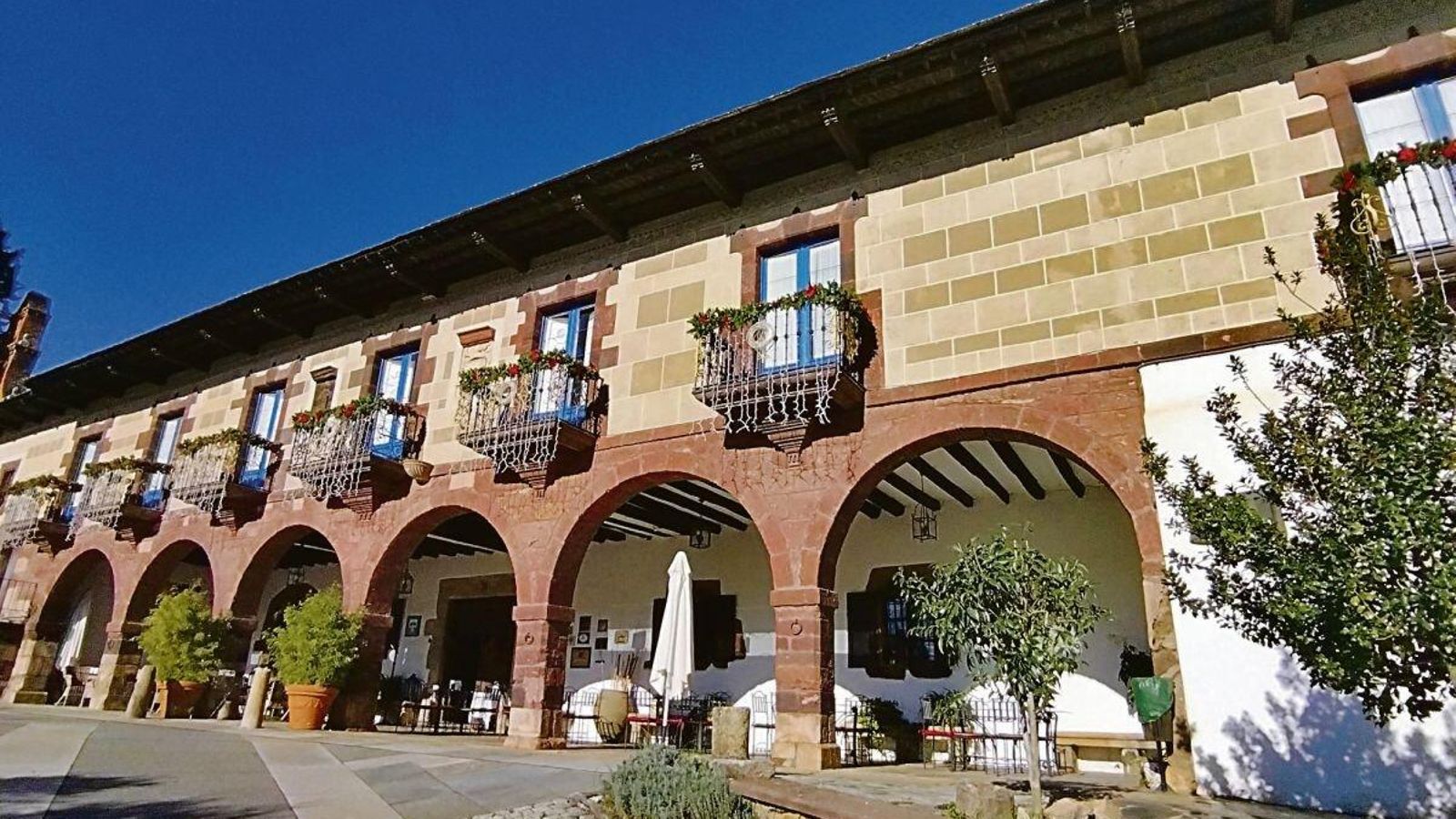 Los esgrafiados pueden observarse en los sillares y la cenefa.