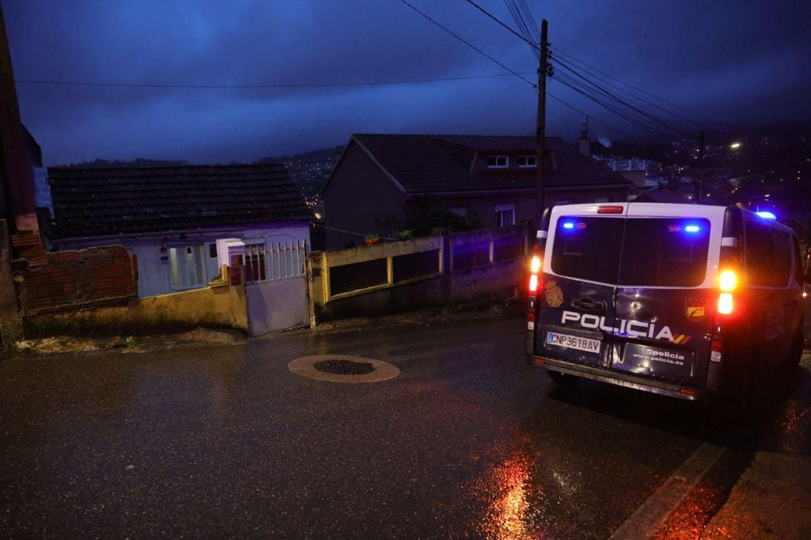 Despliegue policial en la parroquia viguesa de Cabral en la "narcovivienda" okupa