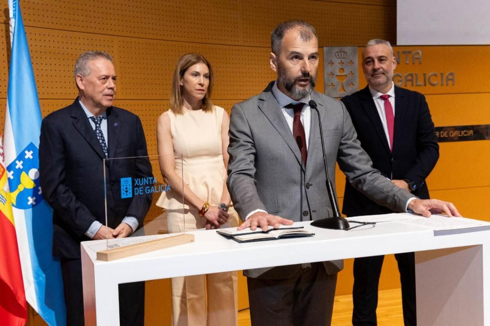 Luis León toma posesión como xerente do Sergas