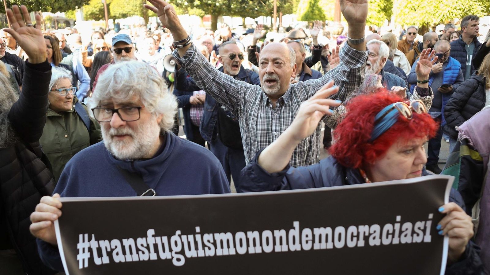 Protesta frente a las puertas del debate de la moción de censura en el Ayuntamiento de Lugo