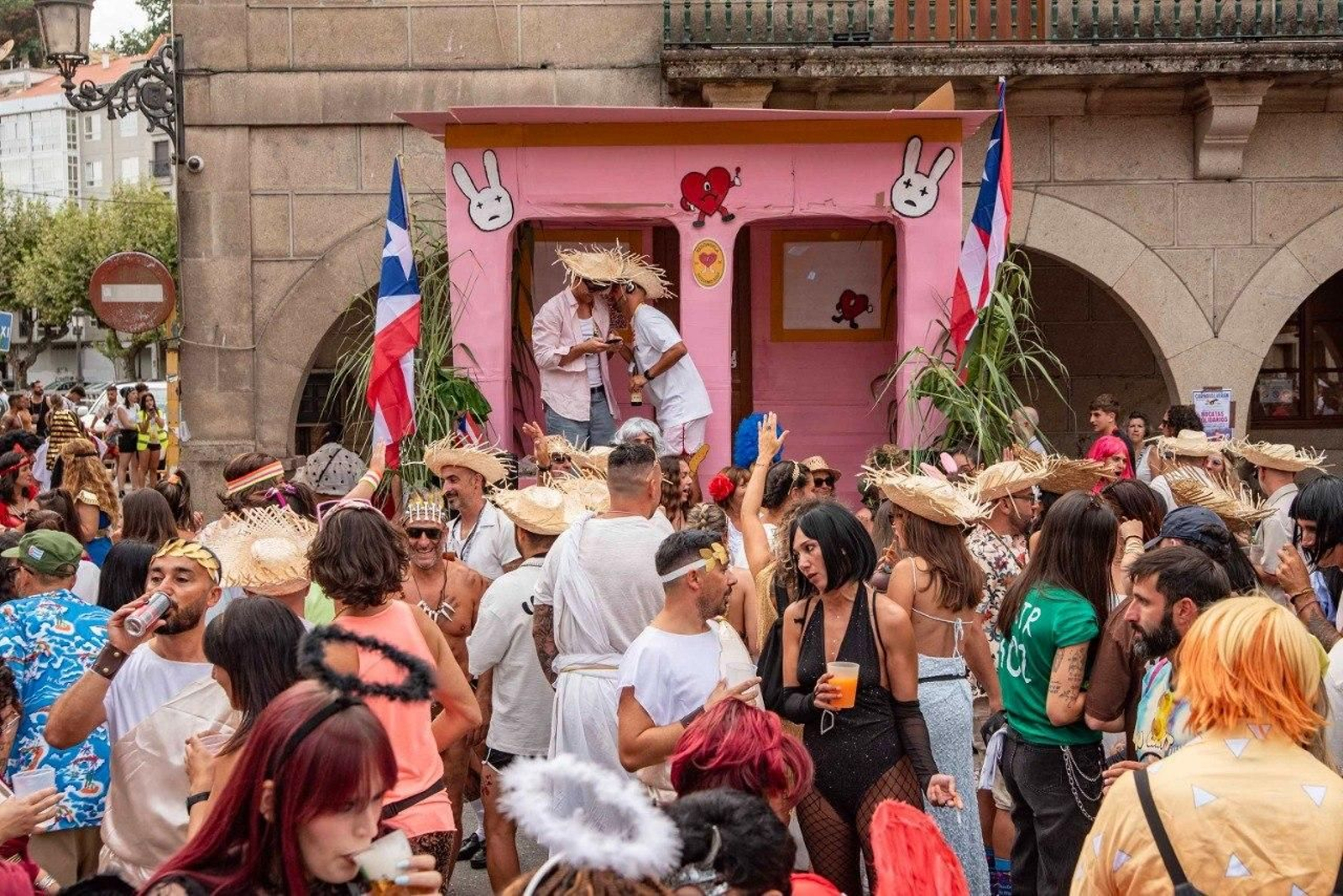 Galería | Coloridos disfraces visten las calles de Redondela