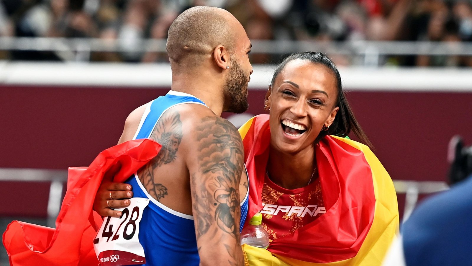 Peleteiro saluda al italiano Jacobs, nuevo campeón olímpico de 100 metros. // EFE