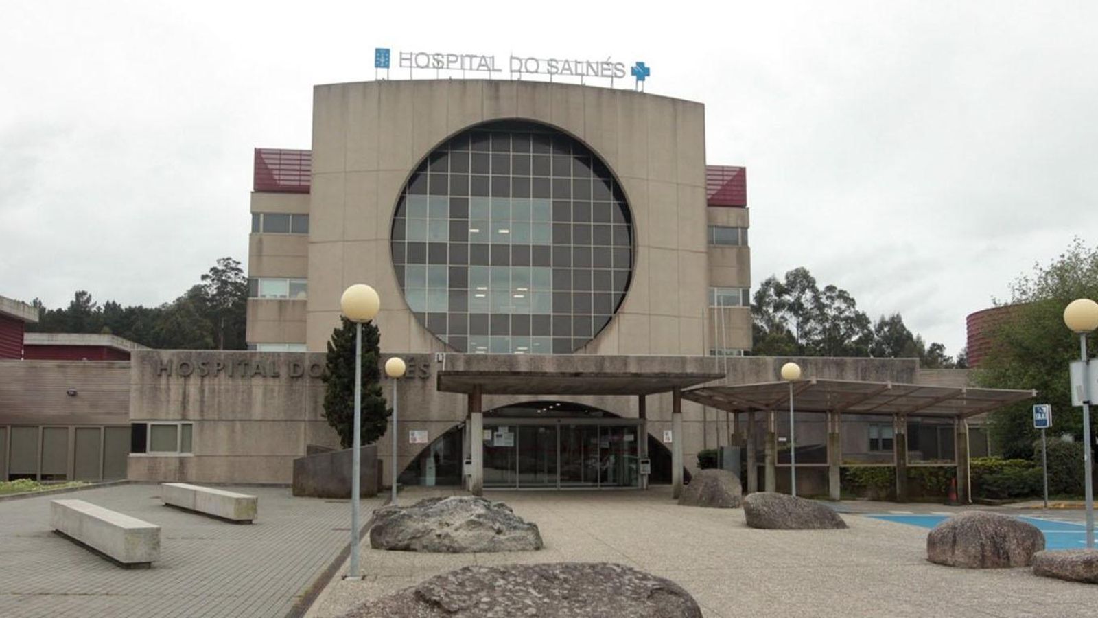 La fachada icónica del Hospital del Salnés.