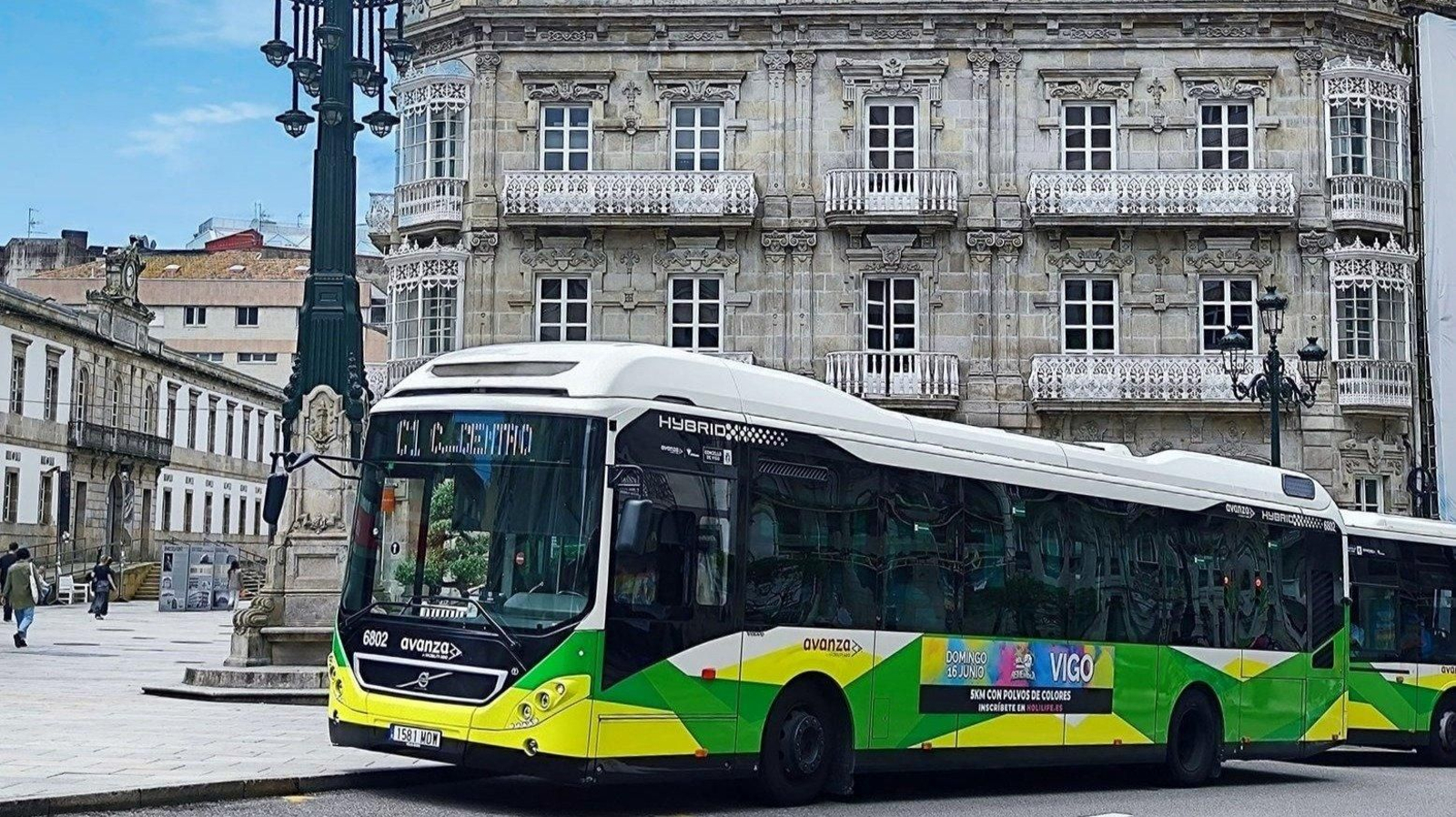 Un autobús de Vitrasa, en la Farola de Príncipe.