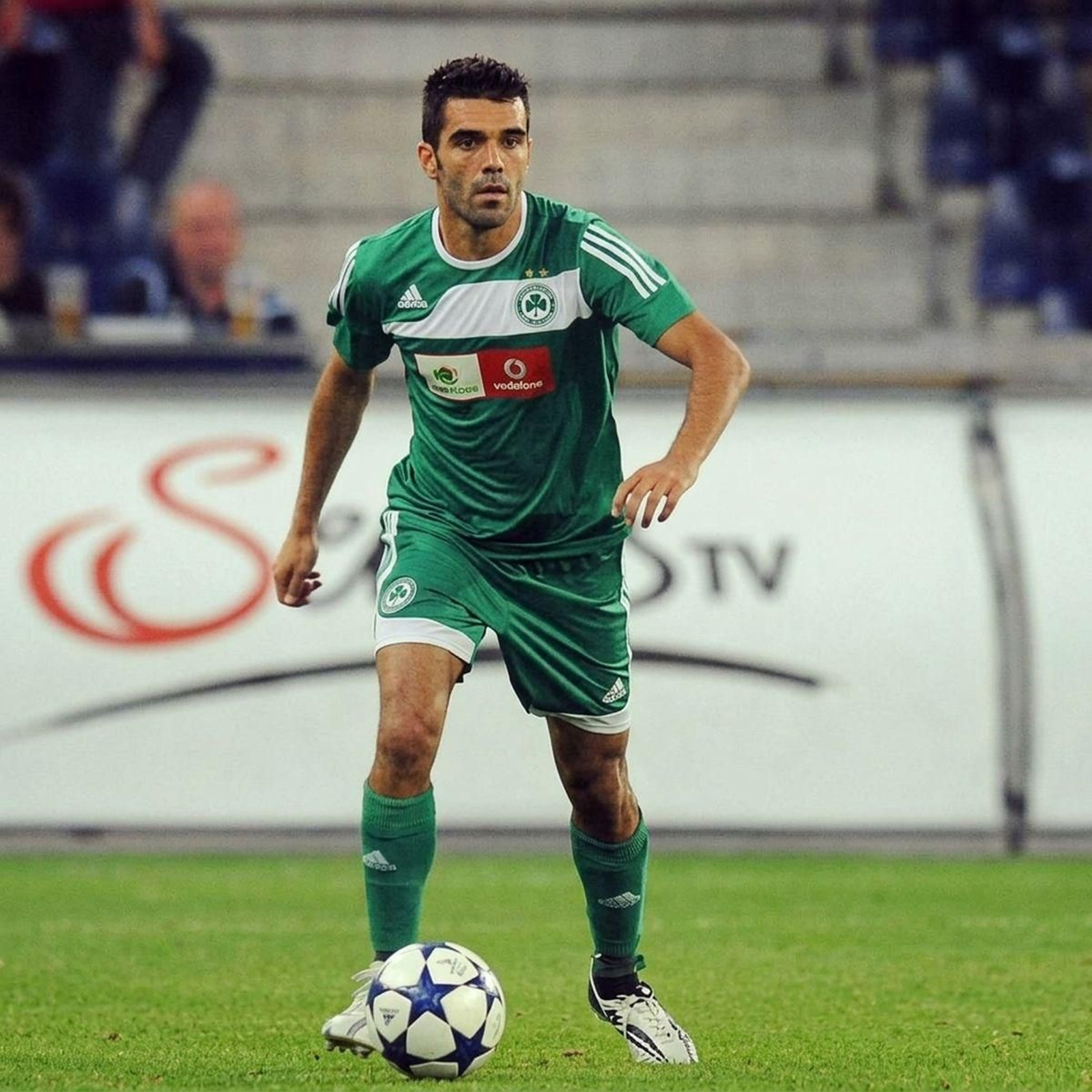 Iago Bouzón jugando la Liga de Campeones con el Omonio de Nicosia.
